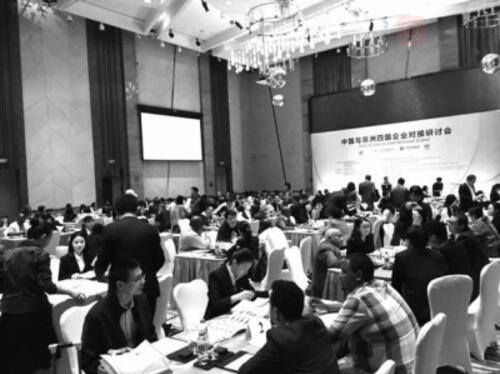　　图为2016年12月在广州举行的中国与非洲四国企业对接研讨会现场。  　　“非洲不缺自然资源、土地和劳动力，缺的是技术和投资，大量的农产品生产出来以后不会保存、不能加工，又缺乏物流等基础设施，眼看着在当地烂掉，运不出去。”在非洲多国考察后，中国贸促会贸易投资促进部部长林舜杰发出了这样的感慨。这也让他意识到，一些非洲国家并不是简单地想大量进口中国的产品，而是想利用当地的资源优势与中国合作进行农业种植和加工生产。  　　但是，目前中国对非投资总量持续增长，却主要集中于资源能源开发、基础设施建设等领域的大项目上，在轻工、农业特别是农产品加工领域涉足较少。  　　不容忽视的还有，在抗灾能力差的非洲国家，一国的工业化甚至经济发展，都要受累于农业。比如埃塞俄比亚就是一个靠天吃饭的国家，一旦碰上自然灾害，农产品出口下降，外汇储备就会枯竭。这甚至会给在当地投资的中国纺织企业带来风险，比如无法换汇、无法将境外资产作为抵押获得国内银行的担保贷款等。  　　“这些问题要联系起来看就会发现，对非洲投资，不要单独看某个产业的前景，因为很有可能今年发展很好，明年突然受到冲击，后年又有动荡。所以，要从根本上为非洲国家、非洲人民着想，比如如何让他们的基础设施得到发展、如何让他们国家的财政状况得到好转、如何让他们具备工业化的基础、如何让他们的工业化更成体系。只有把这些问题考虑进去了，才能使非洲长远健康地和中国开展经贸合作。”林舜杰说，“这也是为什么贸促会积极推动非洲投资与增长合作伙伴项目(PIGA)，推动中非经贸可持续发展的原因。”  　　PIGA项目由中国贸促会与联合国国际贸易中心、中非发展基金、英国国际发展部合作实施，主要面向埃塞俄比亚、肯尼亚、莫桑比克、赞比亚4个非洲国家，集中在农产品加工和轻工制造业领域，旨在提升非洲企业的经营水平和出口能力，帮助非洲中小企业融入国际制造业和农产品加工产业链，加快非洲四国的工业化进程。  　　林舜杰介绍，PIGA项目是贸促会与国际组织及第三方国家合作开拓非洲市场、促进非洲经济可持续发展的有益尝试。以前谈到中非产能合作，有些国家会有惧怕心理，害怕中国向非洲推销的是落后产能。而通过在非洲开展贸易投资促进工作有丰富经验的国际组织和商协会的资源协调、资金支持、项目设计，很多非洲国家能够认识到中国的优势产能跟他们的工业化发展需求完全可以对接上，很多投资项目更容易落地。  　　“通过和这些机构的合作，多元化的投资促进活动会在PIGA项目之下不断地建立和开发出来。”林舜杰说，继2017年1月完成评估后，该项目将转入为期4年的主体实施阶段，各主办单位已就后续项目安排达成一致意见，将继续通力合作。  　　记者了解到，根据PIGA项目2017年工作方案，中国贸促会拟分别于6月陕西2017年丝绸之路国际博览会和9月中国—东北亚博览会期间，组织两场农产品加工业和轻工制造业企业对接研讨会和专题培训。两场对接研讨会主要包括以下五项内容：一是组织非洲四国农产品加工与轻工制造企业和中方对口企业开展交流研讨与对接洽谈;二是邀请非洲四国投资促进机构相关负责人介绍本国投资政策;三是安排国内“走出去”企业分享投资非洲成功经验;四是发布非洲四国出口潜力与投资前景研究报告;五是举办非洲企业培训。  　　林舜杰表示，贸促会基于以往开展企业对接活动的经验，逐渐建立健全了一套集“预对接、专题培训、项目对接、地方座谈、配套服务、后续跟踪”于一体，务实有效的“六合一”企业对接服务模式。中非企业对接研讨会将有效引导有意投资非洲的中国企业与带着投资项目来华招商的非洲企业进行对接交流，促进务实合作。  　　林舜杰透露，除了继续推进PIGA项目外，中国贸促会今年还将与中非发展基金签署战略合作协议，开展务实合作，共同开展企业投资非洲专项调研、共同为中国企业在非洲投资兴业提供商事法律服务、联合举办面向中国企业的专项培训、共同为中非企业搭建更多贸易投资促进平台，增进中非经贸合作，推动中国与非洲各国政治经济关系的可持续发展。  　　中国贸易报