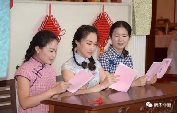 手执油纸伞,身穿旗袍,款款而步,这仿佛江南女子雨中漫步的情形深深触动了台下观众,让人惊叹中国旗袍的十足韵味和中国文化的博大精深。 使团工作人员身穿艳丽旗袍,手执油纸伞进行集体表演。 在三八妇女节来临之际,为了展现中国女性的风采,同时为了进一步让中国传统文化走出深闺,被世界更多国家所了解,4日,中国驻非盟使团妇女小组组织使馆工作人员和随任家属上演了一场中国旗袍秀,20多个国家和国际组织驻非盟高级外交官欣赏了这一中国文化盛宴。 中国驻非盟使团团长旷伟霖大使夫人吴华在展示中国旗袍。 中国驻非盟使团团长旷伟霖大使夫人吴华首先向外交人员介绍了中国传统旗袍的发展、演变历史。她说,旗袍作为中国传统文化的一部分,上世纪30-40年代在中国广为流行,展现了中国妇女的优雅和贤淑;在不同年代,旗袍的风格也在不断演变。 中国驻非盟使馆工作人员身穿旗袍,表演节目《青春色彩》。 随后,节目在悠扬的古典旋律中拉开帷幕,《青春色彩》让你如同跨越历史长河,回到民国时期,身穿旗袍的女子手捧书卷专心阅读,时而眉头紧锁,时而陷入沉思,让观众不仅惊叹中国服饰的精致,也对东方女性在时代中的地位有了更多了解。 赞比亚驻埃塞俄比亚大使兼驻非盟代表苏珊·斯卡内塔参加演出。 “我必须说这个时装秀让人惊叹,我可以用所有美丽的词语来描述它,因为真的太美了。”赞比亚驻埃塞俄比亚大使兼驻非盟代表苏珊·斯卡内塔说,“我们今天看到的服装秀不仅仅让人获得了愉悦,而且深受教育;我们所有来观看表演的人都进一步了解到了中国灿烂的文化。” 演出在观众热烈的掌声中进行着。在节目《婚礼》中,身穿艳红色旗袍的女子向观众展示了中国近代女子在婚礼时的华丽服饰和传统礼节。在《学绣花》、《会友》中,你又可以看到东方女子居家旗袍的特色,同时还能够欣赏到中国女子那种既绣花又书法的多才多艺。 身穿旗袍的中国驻非盟使团工作人员,表演《婚礼》。 当你看到节目《宴会》时,你如同又来到解放前的上海滩,身穿修身旗袍的女子穿梭于各种社交场合,觥筹交错间展现了中国女性思想的与时俱进。 整场演出的高潮是大使夫人吴华身着旗袍连续献演的两个节目-京剧《霸王别姬》选段和舞蹈《梁祝》。身为驻非盟使团妇女小组组长和演出总导演的吴华女士亲自披挂上阵,以优美圆润的唱腔和美轮美奂的舞姿,通过京剧、民乐、舞蹈等艺术载体将旗袍夺目的文化魅力进行了完美的诠释。观众掌声雷动,惊叹不已。 当九个以旗袍为主题的演出结束后,现场一片沸腾。“太精美了,这让我有了新的体会,这不仅仅是一场有关服饰的表演,同时,还向我们展现了中国的传统风俗。”欧盟驻非盟代表团团长夫人莫妮卡说。 文章来自:尼日利亚华人网