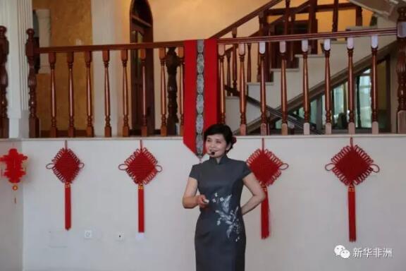 手执油纸伞,身穿旗袍,款款而步,这仿佛江南女子雨中漫步的情形深深触动了台下观众,让人惊叹中国旗袍的十足韵味和中国文化的博大精深。 使团工作人员身穿艳丽旗袍,手执油纸伞进行集体表演。 在三八妇女节来临之际,为了展现中国女性的风采,同时为了进一步让中国传统文化走出深闺,被世界更多国家所了解,4日,中国驻非盟使团妇女小组组织使馆工作人员和随任家属上演了一场中国旗袍秀,20多个国家和国际组织驻非盟高级外交官欣赏了这一中国文化盛宴。 中国驻非盟使团团长旷伟霖大使夫人吴华在展示中国旗袍。 中国驻非盟使团团长旷伟霖大使夫人吴华首先向外交人员介绍了中国传统旗袍的发展、演变历史。她说,旗袍作为中国传统文化的一部分,上世纪30-40年代在中国广为流行,展现了中国妇女的优雅和贤淑;在不同年代,旗袍的风格也在不断演变。 中国驻非盟使馆工作人员身穿旗袍,表演节目《青春色彩》。 随后,节目在悠扬的古典旋律中拉开帷幕,《青春色彩》让你如同跨越历史长河,回到民国时期,身穿旗袍的女子手捧书卷专心阅读,时而眉头紧锁,时而陷入沉思,让观众不仅惊叹中国服饰的精致,也对东方女性在时代中的地位有了更多了解。 赞比亚驻埃塞俄比亚大使兼驻非盟代表苏珊·斯卡内塔参加演出。 “我必须说这个时装秀让人惊叹,我可以用所有美丽的词语来描述它,因为真的太美了。”赞比亚驻埃塞俄比亚大使兼驻非盟代表苏珊·斯卡内塔说,“我们今天看到的服装秀不仅仅让人获得了愉悦,而且深受教育;我们所有来观看表演的人都进一步了解到了中国灿烂的文化。” 演出在观众热烈的掌声中进行着。在节目《婚礼》中,身穿艳红色旗袍的女子向观众展示了中国近代女子在婚礼时的华丽服饰和传统礼节。在《学绣花》、《会友》中,你又可以看到东方女子居家旗袍的特色,同时还能够欣赏到中国女子那种既绣花又书法的多才多艺。 身穿旗袍的中国驻非盟使团工作人员,表演《婚礼》。 当你看到节目《宴会》时,你如同又来到解放前的上海滩,身穿修身旗袍的女子穿梭于各种社交场合,觥筹交错间展现了中国女性思想的与时俱进。 整场演出的高潮是大使夫人吴华身着旗袍连续献演的两个节目-京剧《霸王别姬》选段和舞蹈《梁祝》。身为驻非盟使团妇女小组组长和演出总导演的吴华女士亲自披挂上阵,以优美圆润的唱腔和美轮美奂的舞姿,通过京剧、民乐、舞蹈等艺术载体将旗袍夺目的文化魅力进行了完美的诠释。观众掌声雷动,惊叹不已。 当九个以旗袍为主题的演出结束后,现场一片沸腾。“太精美了,这让我有了新的体会,这不仅仅是一场有关服饰的表演,同时,还向我们展现了中国的传统风俗。”欧盟驻非盟代表团团长夫人莫妮卡说。 文章来自:尼日利亚华人网