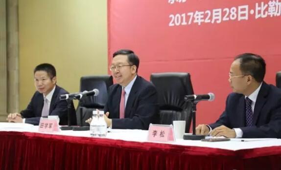 　　(田学军大使出席南非中资企业年度工作会议)  　　中国驻南非大使馆近日在比勒陀利亚召开南非中资企业年度工作会议，南非中资企业代表200多人出席了会议。记者从会上了解到，中国已经连续8年成为南非最大的贸易伙伴、出口市场和进口来源地。  　　中国驻南非大使馆经商参赞荣延松表示，中南经贸合作在过去一年充分发挥中南双边关系的压舱石作用，有力推动中南全面战略伙伴关系。据中国海关统计，2016年中南双边贸易额达353亿美元，其中中国对南非出口128亿美元，自南进口225亿美元，中国已连续八8年成为南非最大的贸易伙伴、出口市场和进口来源地。南非连续7年成为中国在非洲的第一大贸易伙伴。中国对南出口结构持续改善。今年1月，中南双边贸易额达31.15亿美元，同比增长15.7%。双边经贸合作呈现回暖迹象。  　　中国驻南非大使田学军表示，近年来，中南务实合作实现了质的飞跃，合作成效大幅提升，合作结构深化拓展，合作理念与时俱进。2016年，乘着中非合作论坛约翰内斯堡峰会的东风，中南互利合作已进一步驶上了加速发展的快车道。他强调，2017年是落实中非合作论坛约堡峰会成果的关键发力之年，也是在南中资企业实现更大发展的有为之年、收获之年。新形势下，在南中企要认识和把握好南非经济社会加速转型，中非合作转型升级，“撸起袖子加油干”，推动中南中非务实合作再上新台阶。  　　文章来自：人民网