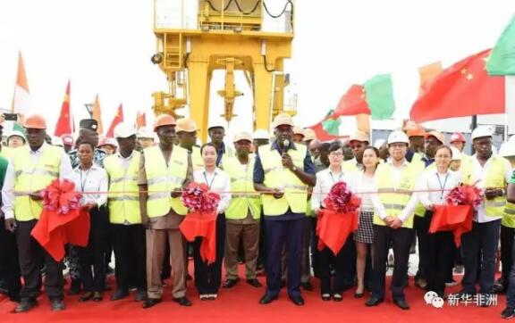 　　由中国电力建设集团有限公司承建的科特迪瓦最大水电站——苏布雷水电站6日正式开始库区蓄水，意味着该项目进入发电倒计时阶段。  　　    　　3月6日，苏布雷水电站开始开闸蓄水。(图片由中国电建提供)  　　中国电建苏布雷项目经理助理张珑说，蓄水预计持续23天，随后将进行1号发电机组的有水调试，调试成功后，水电站将实现上网发电。  　　科特迪瓦能源公司总经理阿米杜·特拉奥雷说，库区蓄水标志着该工程建设进入全线收尾阶段，为实现提前发电奠定了坚实基础。  　　    　　3月6日，苏布雷水电站举行启动蓄水仪式。(图片由中国电建提供)  　　苏布雷水电站位于萨桑德拉河上的纳瓦瀑布附近，是科特迪瓦国家能源平衡战略的核心项目，总装机容量为275兆瓦。该水电站建成后将大大提高水电在科特迪瓦电力组成中的占比;同时，该项目还将配套建设水电站至阿比让的225千伏输电线路，将极大提高首都地区的电力供应水平和用电安全。  　　近年来，为满足快速增长的电力需求，科政府加快电力基础设施建设的步伐。2015年，科全国电力装机容量为2000兆瓦。为实现经济和社会发展目标，科政府拟于2020年将这一数字提升至4000兆瓦，电力覆盖率提升至95%，实现所有超过500名居民的村庄全部通电的目标。  　　目前，科特迪瓦向加纳、多哥、贝宁、布基纳法索和马里等国输出电力，未来还拟向塞拉利昂、几内亚和利比里亚等国供电。  　　文章来自：新华非洲