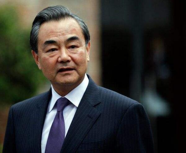 　　3月8日上午，外交部部长王毅就中国的外交政策和对外关系回答中外记者的提问。  　　会上有记者提问：中非合作论坛约翰内斯堡峰会已经过去一年多了，请问峰会成果的落实情况怎么样?新的一年，中非合作会面临怎样的问题?会有哪些新的进展?  　　对此，王毅表示，应该给非洲的兄弟姐妹一个提问的机会，我也愿意每年在这个场合来谈一谈我们同非洲的合作。中非是休戚与共的命运共同体，我们之间的合作是兄弟之间的互帮互助。不管国际风云如何变幻，不管世界经济如何冷暖，中国支持非洲的力度都不会减弱。  　　中国对非合作的最大特点就是言出必行。你刚才提到约翰内斯堡峰会，这个峰会已经举行过一年多了，我们看到峰会的成果正在得到快速和全面落实。中方宣布的600亿美元资金支持已经落实或者作出安排将近50%。亚的斯亚贝巴至吉布提铁路已经竣工通车，肯尼亚蒙巴萨到内罗毕的铁路即将竣工，刚果(布)黑角经济特区前期规划已经启动，坦桑尼亚港口综合开发项目也正在取得积极进展，遍布非洲各地的一大批工业园区都在顺利稳步向前推进。  　　针对非洲的发展需求，中国对非合作正在呈现三个新的变化：一是政府主导逐渐向市场运作转型。二是商品贸易逐渐向产能合作升级。三是工程承包逐渐向投资运营迈进。这三个新变化将为非洲实现可持续发展提供新的动能和机遇。  　　中非合作不存在任何问题。如果说有问题的话就是我们要加快速度，我们要不断有更多新项目来支持非洲。中国曾经是非洲争取民族独立解放事业的最真挚朋友，今天中国也必将成为非洲加快工业化、农业现代化、提升自主发展能力的最可靠伙伴。谢谢。  　　文章来自：中国人大网