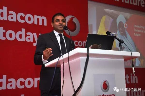 　　3月9日，坦桑国内最大电信公司Vodacom在达市证交所首次公开募股(IPO)，以每股850先令的价格发售5.6亿股，共计4760亿先令。同时，该公司向投资者承诺，公司将在一年内实现利润翻番的目标。  　　    　　Vodacom坦桑公司总经理Ian Ferrao  　　根据坦桑2016年新修订《电子和邮政通讯法》，持有网络设施、网络服务和应用服务许可证的企业，包括移动运营商，必须将其25%的股份面向公众公开发售。而这些股份只针对坦桑尼亚人开放。  　　Vodacom是坦桑电信市场的领头羊，但根据坦桑尼亚通信管理局的数字，其市场份额已经从2007年12月的45%下降到2016年12月的31%。其次是Tigo(29%)，Airtel(28%)及Halotel(8%)。  　　在公开募股前，来自南非的Vodacom集团直接持有Vodacom坦桑公司65%的股份，还通过Mirambo公司间接持有另外17.15%的股份。上市后，将调整为Vodacom集团直接持有48.75%的股份，26.25%的股份通过Mirambo公司拥有，剩下的25%公开发售。Vodacom希望提高直接持股的比例，但是两家公司目前还未达成一致意见。  　　由于其巨大的品牌知名度，Vodacom放出IPO的消息后，坦桑国内的投资者都对此翘首以待，可谓是一股难求。不少投资者表示，他们甚至根本不用看招股说明书，就可以做出购买的决定。  　　根据Vodacom的招股说明书，在IPO之后，公司预计税后年度利润将从2017年3月31日472.8亿先令增加到958.7亿先令，增长幅度为102.8%。这也是自1998年坦桑尼亚开放股票市场以来规模最大的一次IPO。  　　为此，Vodacom公司特地将公司高层管理团队及大股东召集到一起，讨论如何部署接下来的公司运营并实现盈利承诺。  　　而证券公司也对此次最大规模的公开募股严阵以待。“我们接到了很多投资者的电话和信件，询问IPO的具体情况。这是全国范围内的热门话题。甚至一家来自桑给巴尔的银行也想加入此次IPO的过程。”一家证券公司表示。  　　其他的证券公司也对此次公开募股表示乐观：“坦桑尼亚人一直希望电信公司上市，今天是第一个，市场已经做好了准备。但是，还需要由一个国家性的宣传来为更多的坦桑尼亚人普及这方面的知识。”  　　尽管根据此前报道，坦桑国内总共应该有89家电信公司需要提交上市申请，但到目前为止，只有包括Vodacom、Airtel和Tigo在内的四家公司完成提交。而规定的截止时间是去年12月31日。  　　坦桑尼亚工程、交通和通讯部长姆巴拉瓦此前警告，未能在规定时间提交申请的公司，将受到法律的严厉制裁。  　　文章来自：非洲华侨周报