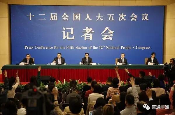 　　(图片源自网络)  　　十二届全国人大五次会议新闻中心于3月11日(星期六)16时30分在梅地亚中心多功能厅举行记者会，主题是“改革开放调结构 创新驱动促发展”，商务部部长钟山、副部长王受文、副部长钱克明出席并回答中外记者的提问。  　　利比里亚记者问：在您刚才的发言当中您提到一串非常有意思的统计数据，是关于中国向海外进行投资的一组数据，我的问题是，2017年中国对非洲的投资，不管是来自私营部门的投资还是含有政府性质的投资，会做什么样的打算?  　　商务部部长钟山答：非洲是我们的好朋友、好兄弟。我的同事钱克明副部长是主管非洲经贸事务的，这个问题请他来回答。  　　商务部副部长钱克明答：谢谢你的问题。2015年12月，我们在南非的约翰内斯堡举办了中非合作论坛峰会，习近平主席在峰会上宣布了中非“十大合作计划”，包括工业化合作、农业现代化合作，也包括基础设施建设。据我了解，去年中国企业对非投资新增加大概是32亿美元左右，在制造业、建筑等领域都有投资。另外中国还有对非的援助，我们从2015年算起，未来的三年内总共要投资“十大合作计划”600亿美元，这是官方的。民间的投资还要远超过它。  　　非洲大陆人口有12亿左右，人均占有的耕地资源是中国的5倍。随着非洲自我发展和自我治理能力越来越强，中非之间的合作潜力会越来越大，今后也会有越来越多的中国企业到非洲去投资。谢谢。  　　外国记者问：长久以来，中国都将非洲视为中国产品重要的出口市场，与此同时，对中国而言，非洲也是原材料的一个重要的来源地。但是在很多非洲国家老百姓心目当中，说到中国制造的产品，印象往往是假冒伪劣或者是不能经得起长时间使用的、质量低劣的产品。同样，有中国很多企业在非洲大陆投资，但是在很多当地老百姓的心目当中，这些中国的企业被视作一种剥削者，他们为当地的人民带来了很多的问题。比如一些非法采矿的问题，比如说对当地环境污染的问题。所以，我想请问部长，商务部会采取哪些措施来敦促和规范中国的贸易公司或者中国在非洲投资的这些企业，能够更好地、实实在在地保护非洲消费者的利益，保护非洲国家当地居民的利益，而不是仅仅把非洲视作是中国原材料的来源地，从而进一步改善中国产品、中国企业在非洲的形象。  　　商务部部长钟山答：这个问题我想请我的同事、主管非洲经贸事务的钱克明副部长来回答，他可能会给你一个答案。  　　商务部副部长钱克明答：谢谢你的问题。首先我想强调一下，中国和非洲的经贸合作是全方位的。您刚才说的，中国把非洲当成一个市场和原材料的来源地，我想纠正一下，中国目前在非洲的投资很多，我刚才说去年就新增了32亿美元，其中一大部分投资是创造就业、增加出口的。比如我们在埃塞俄比亚的东方工业园区，有一个制鞋企业雇了3000多名当地居民在鞋厂工作，为埃塞俄比亚创造的外汇占它的出口创汇很大一部分比例。首先我想把这个概念纠正一下。  　　其次，中国目前企业在非洲很多，有劳动密集型的，也有一些建设企业，他们通过建设亚吉铁路，包括过去的坦赞铁路，促进非洲基础设施互联互通，中国企业在里面做的贡献是有目共睹的。我想强调的是，过去有一些西方国家完全是把非洲作为一个原材料的来源地或者产品的倾销市场，很少参与非洲当地的基础设施建设和当地产业发展。但今天中国企业去，情况变了，一方面中国通过发展贸易去销售产品，更重要的是通过投资，帮助当地创造就业，改善基础设施，甚至创造外汇。  　　第二个问题，刚才说中国有很多产品出口到非洲去，发现有一些不耐用，或者产品质量有问题。当然不可否认，中国制造业也是在慢慢发展过程当中，有个别企业可能会出现出口到非洲的产品是有质量问题的。但是我想强调，大部分产品出口到非洲去还是深受当地市场欢迎的，是价廉物美的。另外商务部也采取了很多措施，包括我们会同有关部门实施了“清风”行动，就是要防止企业把一些低劣的产品销售到国外市场去。我们还跟非洲很多国家建立了双边经贸合作机制，通过这些机制，能够克服刚才您说的一些问题。同时，我们也强调，中国在非洲投资的企业要履行社会责任，帮助当地进行人力资源培训，进行一些扶贫工作，还帮助地方保护环境，减少污染，这些都在进行中。谢谢。  　　文章来自：商务微新闻