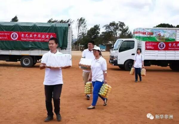 　　“已经好几个月没有下雨，地里种的几乎没有收成，每天吃了上顿没下顿……谢谢中国人送来的粮食和水!”  　　    　　3月12日，在肯尼亚马库埃尼郡，几名志愿者搬运食品和饮用水。新华社记者 潘思危摄  　　说话的是今年83岁高龄的肯尼亚老妇穆埃玛。老人颤巍巍地从中方人员手中接过一大袋沉甸甸的食品，看着里面装的面粉、玉米粉和矿泉水，一脸愁容终于舒展开来。  　　近日，肯尼亚遭遇大旱的消息在当地华侨华人朋友圈里不断被“刷屏”。在去年10月至12月短雨季期间，肯境内降雨量远不及往年平均水平，目前全国约有270万人因干旱急需粮食援助。2月10日，肯尼亚总统肯雅塔正式宣布肯境内干旱为“国家灾难”。  　　    　　3月5日，在肯尼亚旱灾严重的马萨比特郡，人们等待取水。联合国负责人道主义事务和紧急援助协调的副秘书长斯蒂芬·奥布莱恩4日呼吁国际社会支持肯尼亚应对旱灾，以救助面临粮食和饮水危机的约270万肯尼亚民众。新华社记者 潘思危摄  　　联合国儿童基金会近日称，肯尼亚有超过100万名儿童遭受干旱影响，旱灾导致逾10万名5岁以下儿童出现营养不良，并有17.4万名儿童因此而失学。  　　肯尼亚人民的处境牵动着在肯华人的心。12日上午8时30分，印有“肯尼亚中华总商会”标徽的车队在首都内罗毕市区集结后，出发向100多公里外的马库埃尼郡运送赈灾物资。  　　马库埃尼郡位于肯尼亚南部，是全国23个地处干旱和半干旱地带的郡之一。近期玉米等主要粮食作物市场价格飞涨，而同期内牲畜贩卖价格却连续走低，旱情已对当地民众的生产生活造成不利影响。  　　据肯尼亚中华总商会会长卓武介绍，商会在获悉马库埃尼郡灾情严重后，及时与当地议员联系，了解到当地百姓最急缺的是饮用水和粮食。商会方面在最短时间内购买了近30吨物资，装满了5辆大卡车。  　　    　　这是3月12日在肯尼亚马库埃尼郡拍摄的捐赠现场。新华社记者 潘思危摄  　　由于路况等问题，车队历时4个小时才到达目的地。在物资交接仪式现场，附近的村民早已准备多时，看见中国车队抵达后，纷纷欢呼以示欢迎。  　　马库埃尼郡议员马肯加在接受记者采访时说，3月份本应会迎来长雨季的到来，可是迄今为止也没有任何降雨的迹象，这令当地居民感到一筹莫展。马肯加说，华人的爱心赈灾活动非常及时，尤其对易受旱灾影响的老人儿童而言是极大的帮助。  　　记者了解到，除了当天的爱心赈灾活动，多个在肯华人社团也在自发地为肯尼亚抗旱进行募捐。  　　华韵学堂捐款两万先令、徽商企业捐款十万先令……在肯尼亚华侨华人联合会的微信群，正在进行着一场“爱心接力”。随着捐款明细逐渐更新，捐赠者也从肯尼亚的华人圈扩大至来自祖国五湖四海的爱心人士。  　　    　　3月12日，在肯尼亚马库埃尼郡，中国驻肯尼亚大使馆姚明参赞(右二)为当地民众发放食品。新华社记者 潘思危摄  　　尽管如此，近期华人的慈善之举也引来不少质疑：“中国人在非洲做了很多善事，却总是遭到当地执法人员敲诈勒索。”“当地媒体对华人正面报道不多，一有负面新闻就会无限放大，在当地做慈善到底有没有用呢?”  　　对此，在东部非洲中国和平统一促进会主席韩军看来，虽然华人时有遭遇不公平待遇，但是既然在当地经商赚取利润，就要学会承担社会责任，懂得回馈社会，不能简单地因为个别当地人的腐败，就放弃对其民众的善举。  　　据韩军介绍，在肯华人华侨界正在为成立一个专门的慈善基金会而筹备，以建立一个规范、系统的公益长效机制，从而更好地开展华人的善行义举。  　　文章来自：新华非洲