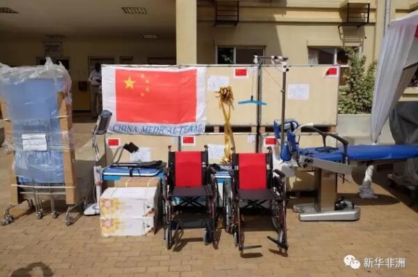 　　3月13日，中国第六批援加纳医疗队向中加友好医院捐赠医疗物资。新华社记者 石松摄  　　13日，中国第六批援加纳医疗队在位于首都阿克拉的中加友好医院举办了医疗物资捐赠仪式，加纳卫生部代表与中国驻加纳大使馆经商处参赞柴之京出席了此次捐赠仪式。  　　    　　图为中国第六批援加纳医疗队向中加友好医院捐赠的部分医疗物资。新华社记者 石松摄  　　此次中国医疗队向中加友好医院捐赠的医疗器械主要包括麻醉工作站、多功能产床、心电图机等多种医疗器械和耗材，总价值约15万美元(约合103万人民币)。中国于2010年援建了中加友好医院，到2016年，医院接诊人次近10万。通过此次设备捐赠，加纳民众将在医院得到更好的治疗与服务。  　　    　　3月13日，中国驻加纳大使馆经商处参赞柴之京在捐赠仪式上致辞。新华社记者 石松摄  　　柴之京参赞在仪式上说，“从2016年的接诊人次可以看出，中国援建中加友好医院是一个十分明智的决定，实实在在地为加纳人带来了更高品质的医疗服务。”  　　    　　3月13日，加纳卫生部代表阿纳斯塔西亚·伊任科伊(右一)感谢中国医疗队捐赠医疗物资。新华社记者 石松摄  　　加纳卫生部代表阿纳斯塔西亚·伊任科伊在致辞中感谢中国政府对加纳医疗服务领域给予的支持与帮助。伊任科伊说，每一批援加纳中国医疗队队员都在工作中都表现出了极高的专业性和敬业精神，造福了众多加纳人民。  　　    　　3月13日，中国第六批援加纳医疗队队长董泾青在捐赠仪式上致辞。新华社记者 石松摄  　　中国第六批援加纳医疗队从本月起正式启动在加纳的援助医疗工作，队长董泾青表示将会带领全队一起努力，为更多加纳人带去健康，“希望继续延续前几批中国援加纳医疗队的高品质服务，将中加友谊一代代传承下去。”  　　文章来自：新华非洲