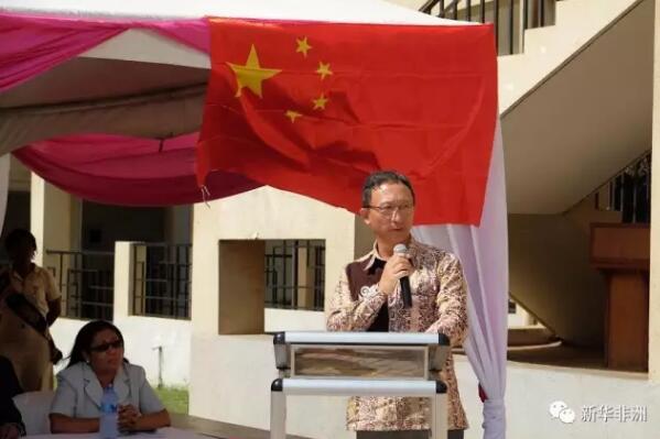 　　3月13日，中国第六批援加纳医疗队向中加友好医院捐赠医疗物资。新华社记者 石松摄  　　13日，中国第六批援加纳医疗队在位于首都阿克拉的中加友好医院举办了医疗物资捐赠仪式，加纳卫生部代表与中国驻加纳大使馆经商处参赞柴之京出席了此次捐赠仪式。  　　    　　图为中国第六批援加纳医疗队向中加友好医院捐赠的部分医疗物资。新华社记者 石松摄  　　此次中国医疗队向中加友好医院捐赠的医疗器械主要包括麻醉工作站、多功能产床、心电图机等多种医疗器械和耗材，总价值约15万美元(约合103万人民币)。中国于2010年援建了中加友好医院，到2016年，医院接诊人次近10万。通过此次设备捐赠，加纳民众将在医院得到更好的治疗与服务。  　　    　　3月13日，中国驻加纳大使馆经商处参赞柴之京在捐赠仪式上致辞。新华社记者 石松摄  　　柴之京参赞在仪式上说，“从2016年的接诊人次可以看出，中国援建中加友好医院是一个十分明智的决定，实实在在地为加纳人带来了更高品质的医疗服务。”  　　    　　3月13日，加纳卫生部代表阿纳斯塔西亚·伊任科伊(右一)感谢中国医疗队捐赠医疗物资。新华社记者 石松摄  　　加纳卫生部代表阿纳斯塔西亚·伊任科伊在致辞中感谢中国政府对加纳医疗服务领域给予的支持与帮助。伊任科伊说，每一批援加纳中国医疗队队员都在工作中都表现出了极高的专业性和敬业精神，造福了众多加纳人民。  　　    　　3月13日，中国第六批援加纳医疗队队长董泾青在捐赠仪式上致辞。新华社记者 石松摄  　　中国第六批援加纳医疗队从本月起正式启动在加纳的援助医疗工作，队长董泾青表示将会带领全队一起努力，为更多加纳人带去健康，“希望继续延续前几批中国援加纳医疗队的高品质服务，将中加友谊一代代传承下去。”  　　文章来自：新华非洲
