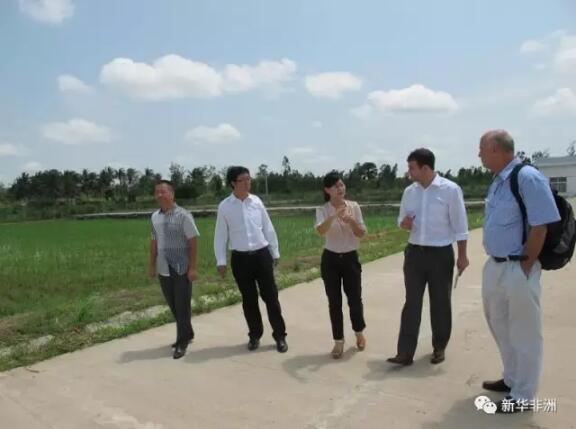 　　多哥是位于非洲西部的一个小国，国土面积56785平方公里，人口约700万，是联合国公布的世界最不发达国家之一。多哥为传统农业国家，全国67%的人口从事农业，但农业技术极其落后，基础设施差，机械化程度低，基本靠人力耕作，作物产量低，质量差。  　　    　　当地农户收割水稻。  　　援多哥农业技术示范中心项目是中国首批15个援非农业项目之一，地点位于距洛美16公里的Sanguera。中国农业专家自2011年进驻该中心后，开展了大量的试验工作，分别进行了水稻、玉米品种筛选、品种适应性研究、水肥配套研究以及不同耕种方式对比等试验。根据当地气候条件，中国专家总结了一套适合当地种植的栽培技术，并开始农业技术培训和推广工作，至今已为多哥培训农业技术人员850余名、推广种植面积300公顷，涉及农户150余户，所做工作得到了多哥政府和民众的一致称赞。  　　在实际工作中，农业专家除了要克服地域和气候差异的影响，还面临改变当地人长期粗放原始种植习惯的挑战。  　　    　　水稻机插秧展示。  　　为了让当地农户能接受种植技术，专家们可谓绞尽脑汁。首先是将课堂搬到田里，减少理论讲解，增加现场示范。所有课堂上讲的关键技术，专家们都在示范田亲自演示，手把手教，使得技术要领变得直接可观，易于接受。  　　其次是选择简单易学、省时省力的“懒人”技术进行推广。当地人普遍懒散，且文化程度有限，水稻直播技术由于简单易学、高产高效成为推广速度最快、范围最广的农业技术。  　　    　　示范中心培养出来的当地农机手正驾驶手扶拖拉机耕地。  　　第三是引进小型农业机械。当地农户收入有限，且没有存钱习惯，因此大型机械不适合在当地推广。小农机操作简单，容易上手，能大大提高工作效率。已有部分农户通过当地政府提供的农业小额贷款，购买手扶拖拉机等小型农机具进行农业生产。  　　第四是跟踪指导，专家们深入当地粮食主产区进行现场指导，设立示范点，对指定农户进行全程指导，真正做到送科技下乡，传技术到户。  　　    　　中国农业专家(左)现场传授水稻直播技术。  　　“尽管我们使出了各种招数，农户也认可我们的技术，仍然有很大一部分人拒绝改变原有种植模式，”农业专家罗来辉说，“主要原因还是当地人的惰性使然，他们对现状较为满意，不愿改变，不愿多付出劳动。要彻底改变他们刀耕火种的生活方式，还需要长期和当地政府一道宣传，通过树立典型带动农户积极性。”  　　    　　培训学员结业合影。  　　目前，示范中心的水稻田每公顷产量达8吨，是当地平均产量的2.3倍，示范效果显著，引来多哥农业部官员、联合国粮农组织驻多哥代表、各国友人及当地农户前来参观学习。  　　   德国驻多哥使馆秘书(右二)到示范中心参观。  　　在搞好农业技术培训和推广的同时，示范中心还引进中国优质稻米品种，进行无公害蔬菜种植，生产的优质农产品深受在多华人华侨热捧。“今年，示范中心将进一步拓展和创新中多农业合作模式，引进现代化蛋鸡养殖示范场和农作物优质新品种，增设节水灌溉系统，发展示范中心休闲农业功能，使示范中心更具活力和影响力，更好地发挥援助项目的作用和效果，用实际行动点亮多哥田野上的绿色希望，”中国援多哥农业技术示范中心技术合作组组长黄才立介绍说。  　　文章来自：新华非洲