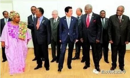 　　网络上一直有种声音，持续攻击中国与非洲的合作。一开口就是骂中国蠢，将大把银子扔向非洲，而国内这里惨，那里穷却不管。  　　这种口号式宣传，不需要任何逻辑， “援助非洲，傻冒一个”。  　　这一类人，主力是公知和某些网媒，背后谁在操纵?我不知道，反正按时发粮就OK了。  　　那么，先相信他们说的是真的，为大家揭开了真相。毕竟满口“民主自由”的人总不会是骗子吧?  　　再看骂中国的另一类人，主要是在国际上，他们以美国为主， 国务卿希拉里就指名道姓攻击中国对非政策。  　　    　　2011年6月，希拉里给中国扣上了一顶大帽子--“新殖民主义者”，她是在访问赞比亚首都卢萨卡时公开指责的，德国《明镜周刊》发了专稿。  　　在采访中，记者问中国能不能成为治理非洲的榜样?  　　希拉里说：“无论是长期的，中期的，短期的榜样，这些我都不相信”。  　　赞比亚电视台采访时，希拉里说得更露骨，“要当心那些只跟上流社会做生意的朋友。殖民时代已经向我们表明：侵入一个国家、花点钱在高层，攫取资源、 然后走人，这很简单。然而，当他们(中国人)走了以后，给仍然生活在那里的人们什么也没留下。我们(美国)不想在非洲看到新殖民主义”  　　然后她去了坦桑尼亚和俄塞俄比亚，继续赤裸裸的抨击中国。  　　她的口号是“非洲不需要新殖民主义”。警告之后，劝导非洲要多学习美国的民主，否则中国将一个个腐蚀那些优秀的政治领袖。  　　在她口中，中国在非洲花了点钱，拿走大量资源，进行殖民式掠夺。  　　说白了就是眼红呗!嫉火中烧。  　　美国是民主灯塔，国务卿的话肯定也是真的。  　　如果我信公知，美国就是在造谣，不是吗?中国拼命送钱败家，希拉里又何必大动肝火?  　　如果我信了希拉里，那么公知媒体就是在造谣，对不对?原来中国捞了这么多好处，一声不吭。  　　双方明显是悖论 ，那只能是公知造谣，因为他们是美国的顺从者和依附者。造谣应当怎么处理?  　　接下来问题是希拉里说的是真的吗?不，这是诋毁。  　　中国在非洲的一位友善诚信的合作者。我们真心实意的在帮助非洲，当然，也有回报。  　　同行是冤家  　　中国跟美国在非洲就是这种关系，还有一位冤家是欧盟，现在非洲是天下三分。  　　最早踏进非洲的不是中国人也不是美国人，而是欧洲人。16世纪-18世纪，这些文明人将黑人当奴隶卖到美洲，再把奴隶劳作的原材料运往欧洲，再将欧洲工业制成品以高价卖到世界各地，形成三角贸易。  　　欧洲慢慢积累了财富，他们并没有善待过非洲，有的只是：扩张，殖民，镇压，再扩张，加上宗教输入。  　　别看西方人现在人模狗样的，一天到晚喊动保，当年背着先进武器猎杀非洲珍稀动物的也是这他们祖先。  　　二战后，老欧洲们不断看着殖民地一个个独立，但它们之间仍然有着紧密的联系，这时美国和苏联成了争夺非洲的主角。  　　比如内战时间最长的安哥拉，三方武装：民阵，解阵，安盟。美中苏各支持一方，打吧， 反正军火有的是。  　　美国，苏联对非洲的介入比中国早几十年，中国跟非洲当家人正式接触，是在1955年万隆会议，周恩来总理以“求同存异”的真诚，交了很多非洲朋友。  　　特别是1963年12月13日到1964年2月5日，周恩来连访非洲十国，成为了中非关系史上的里程碑。  　　    　　毛泽东主席的“三个世界”理论就是在1974年2月22日会见赞比亚总统戴维.卡翁达时正式提出，4月份邓小平在联合国宣布了这个理论。  　　“三个世界”到今天仍然是全球公认的科学理论，核心是反对超级大国的霸权主义。  　　中国在非洲是后来者居上，美国，欧盟最恼火的是两点：  　　一，中国的进入，抬高了非洲资源价格，这是竞争必然的结果。  　　二，中国的进入，压低了基础设施工程承包费用。  　　欧盟还愿意跟中国合作，分一杯羹，美国是气得捂着胸口蹲地上画圈圈。  　　同行之间是赤裸裸的仇恨，先不谈生意，说国家关系吧。  　　美国跟非洲想建立什么关系?一种主仆关系，高高在上统治你，奴役你。  　　中国呢?以前是平等互助的朋友关系，现在是平等互惠的伙伴关系。  　　毛泽东时代，中国跟非洲交往主要因素是政治，1971年10月25日2758号决议通过，中华人民共和国正式恢复联合国席位，赶走了台湾伪代表。  　　76张赞成票中，有26张来自非洲，这些帮助是无法用金钱来衡量的。  　　跟新中国第一个建交的非洲国家是1956年的埃及，一建交，美国就直接掐断了埃及阿斯旺水坝的贷款，撕毁合同。这就是民主国家的契约精神。  　　    　　埃及跟中国建交关你美国屁事?要这样整人家?  　　从这里也可以看出，当年中国面临着什么样的国际环境?毛泽东，周恩来这一代人用智慧和魄力，一步一步走出中国人自己的外交之路。  　　商业上，那时中国没钱，穷。人家跟你建交代价这么大，总得有点表示吧?捐赠?没钱。中国就跟埃及说“要不买你们家棉花吧?”  　　棉花占当时埃及75%的出口收入，美国刻意压下全球棉花价格，纳赛尔急得不行，中国就按原价买了埃及15000吨棉花。  　　钱没有白给，对不对，在道义上我们又对得起朋友，那点差价要是计较的话，才是真傻(不知公知会不会把这段偷去当证据)。  　　这方式很管用，到了六十年代，我们在非洲看来看去，突然有一天冲坦桑尼亚喊：“小坦，过来，你们家烟草不错哦!”  　　小坦说，“烟草是有，卖不动，美国人价杀太狠了，您要多少?”  　　“买你家四分之一烟草吧，给你个好价。”  　　把坦桑尼亚给感动的，跑去跟黑兄弟们到处说，遇上好人了，遇上好人了。  　　然后，一帮黑哥们提着篮子围过来，“看看我们家咖啡豆吧!”“看看我们家巧克力吧!”……  　　当年中国咖啡，巧克力消费极少，但我们还是尽量去买一些来。  　　中国当时对非洲最重要的援助是两项：  　　一，基础建设(以坦赞铁路为代表)  　　二，各省医疗队(比如广东对加纳，塞舌尔，赤几，四川对安哥拉，莫桑比克，上海对喀麦隆，摩洛哥，多哥，内蒙对卢旺达等)  　　    　　这些都是实实在在的帮助，基建，解决他们最迫切的交通困境，医疗，救死扶伤，功德无量。  　　毛泽东眼光看得极远，早晚有一天中国会需要这个金矿。正所谓“前人栽树，后人乘凉”。脱离历史，说风凉话是没有良心的。  　　还有一种援助不大说的，就是军火。冲锋枪，机枪，炮，子弹，“拿去吧，祝你们革命成功，打败殖民者和走狗们!巧克力再来点。”  　　为什么中国现在能跟美国，欧盟在非洲三足鼎立，而且还优势明显，像日本就进不来，因为它没有这个基础，非洲这地方，光撒钱是没有用的。  　　    　　安倍晋三去非洲，主要是搅局，来就唱“大王派我来巡山，我把非洲转一转。”  　　不过，对日本还是要提防，非洲人老是整不明白中国跟日本是不一样的。  　　什么是非洲?  　　    　　基本印象：贫穷，落后，战乱，部族，土皇帝……同时它也是各路明星秀爱心的最理想去处。  　　除了少数几个国家外，整个非洲是几十年如一日的穷困，是人的因素造成吗?这个不好说，犯忌。  　　其实非洲资源相当富有，简直是一座金矿。是各大国能源外交的前沿地区，而且是世界上唯一有着丰富资源却尚未开发的地方。  　　非洲跟非洲人的关系就像聚宝盆上生活着一群穷人，而外来者又虎视眈眈的盯着这片黑土地。  　　非洲的铬占全世界98%，钴占90%，铂占90%，锰占64%，黄金占50%，铝占35%，还有钻石，石油，铜，铁，水力，更有着全球最完好的森林体系。  　　中国对外石油进口，最大的供应国是谁?沙特吗?在2010年之前，排名一直是：安哥拉，沙特，伊朗。现在多了个俄罗斯，排名常有变动，但安哥拉仍然是前三名。  　　而安哥拉还不是非洲最大产油国，最大的是尼日利亚。中国要促进本国经济顺利增长，就必需要获得非洲的资源，这既是一种合作关系，对非洲而言也是一种发展机遇。  　　非洲也在转型，但它的经济增长和社会发展始终被两个难题死死卡住。  　　一，教育文化水平过于落后，难以合理管理资源。  　　二，基础设施建设过于欠缺，与世界脱节。  　　这两个难题，美国，欧盟早已经知道，但他们只会定点掠夺，拿完就走，所谓帮助，几十年如一日的挂在口头上。  　　为什么西方不肯真真切切的做些有益工作呢?这跟资本主义的短期逐利性分不开。  　　而无论是教育，还是基建，都无法在一两年内看到利益回报。既然没有利益回报，西方企业就会本能的规避。  　　这样造成了非洲资源开发不具备可持续性，中国的到来正在慢慢改变这一现像，而这一切又损害到了西方公司的利益。  　　非洲发展面临的第一个关口就是电力，没有电，谈何发展?  　　举个例子，中国可以为非洲人提供疫苗，但有效的疫苗需要冷藏地点，而且要有冷藏运输链。中国国内能做到，在非洲就没办法，原因就是缺电。  　　中国因此就宜，帮助各国建造水坝，搞水力发电，非洲国家需要建设资金，可以向中国对外金融机构贷款。  　　贷款到位后，这个国家的水坝等基建合同只能交给中国公司承包(这是统一规定的)。  　　他们购买相关设备，材料等，至少50%也必须向中国企业购买，这就令美国很不爽，但问题是他们一直也是这么做。  　　而且中国不逼债，给非洲缓冲期，比如弄个五年七年，每年收收利息就OK了，西方私人金融机构做不到这一点。  　　以这种方式，中国拿下的水力发电项目有刚果英布鲁大坝，加纳阿科松伯大坝和布维大坝，尼日利亚凯恩吉大坝等好多好多工程。  　　等项目完工后，相关国家得到了高效清洁的电力，中国人收回了贷款，带走资源(因为一般都会有相关采矿协议)。  　　这样不是很好吗?打个比方，说个不愿高调宣扬的项目之一：几内亚水坝。  　　几内亚的水电梦做了几代人，实现不了，因为没钱，向西方贷款，人家又要附加政治条件，要控制你政府。水力发电大坝造价至少10亿美元。  　　美国就这样折腾几内亚，挥着美元笑：来，给大爷笑一个，给大爷唱一个，给大爷捶个背……  　　2008年前后，中国悄悄跟几内亚人说，“过来，过来，10亿，我有，要不?”  　　“你们不会想控制我们政府吧?”几内亚很怕被下套。  　　“干涉别国内政那种事，我们是不会做滴。”中国语重心长的说。  　　几内亚羞涩道：“我们还欠你400万美元呢?”  　　“见外了不是?家里要是困难，这债就免了。”  　　不但不用还400万美元，中国还新给了几内亚520万美元援助。当然，10亿美元贷款也搞定了，方式跟上面提到的一样。  　　作为交换，几内亚给了中国一座矿山开采权，这矿铝矾土储量20亿吨。这种事，一定要低调，低调，埋头挖就是了。  　　2008年还借给了刚果90亿美元贷款(中国进出口银行)，钱指定只能用于刚果的水电大坝，公路，铁路，机场，还有学校和医院。  　　中国给了刚果选择权，它可以自己决定要先建设哪些领域。同样，作为交换，中国获得一个铜矿，一个钴矿的开采权。  　　这些只是很多例子中的一两个。  　　非洲就是这样的情况，它只能以资源换来贷款，但问题是西方国家一定要将贷款用到短期项目，而且夹杂很多私货。  　　现在中国人来了，搞出自己的规则，美国能不恨你?  　　从提供贷款，金融服务的行为体来说。  　　欧盟：EDF(欧洲发展基金)，EIB(欧洲投资银行)  　　美国：IMF，世界银行等，还有一大堆NGO基金组织。  　　中国：中国进出口银行，中投公司，国家开发银行，中央外贸基金，中非基金  　　欧美贷款金额比中国要大，但手续繁杂，利息比较高，附加条件(政治)多。  　　中国则简单明了，非洲人马上能弄懂(他们吃美国合同亏太多了)，而且没有政治条件(你们爱什么体制就什么体制)。  　　对非洲来说，跟中国合作真的没有政治条件吗?当然有，他们都清楚，有一根红线就是：一个中国原则。  　　非洲向来有奇葩，对在北京跟台湾之间来回转的国家，中国就比美国还苛刻。比如中非共和国，尼日尔，利比里亚，乍得，加蓬等，特别是中非和利比里亚，跟中国都断交过两次，找台湾要糖吃。  　　这些奇葩必须杀鸡给猴看，给非洲立下规矩，没有原则，国家就没有威望。  　　比这些奇葩还恶心的，就是国内的一些公知喷子，不学无术，就会口号!不提也罢。  　　那么在这个全球化贸易时代，中国跟冤家在非洲的竞争又是如何占据上风呢?  　　文章来自：后沙月光论古今