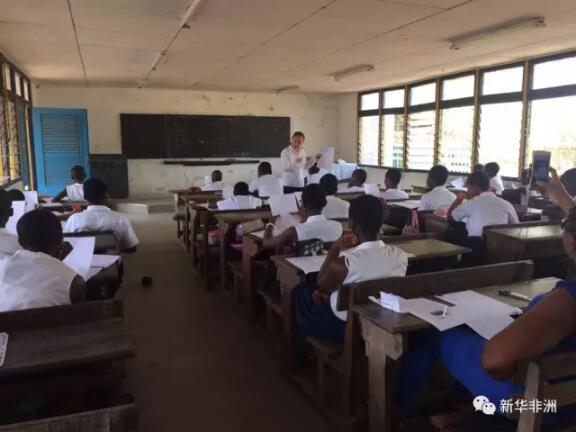 　　3月17日，科特迪瓦圣·玛丽中学“中国时间”再演高潮。科博瓦尼大学孔子学院的田淑坤、鄢卫华两名女教师联袂教授中国歌曲，以歌促学，激起圣·玛丽中学“汉语俱乐部”师生学习汉语的热情，现场充满了欢声笑语。  　　    　　科特迪瓦博瓦尼大学孔子学院教师向当地学生教授中文歌曲。  　　一曲美妙动听的《朋友》，讲述了朋友之间一生一世的感情和“在家靠父母，出门靠朋友，朋友多了路好走”的交友情结，向师生们传达中国人重友的传统。以交友的心态去生活，建立和谐的人际关系;用和谐的理念实现个人的社会价值。  　　    　　一名科特迪瓦女学生认真学习中文歌词。  　　现场师生们一起敲打着节拍，或点头或跺脚，有时抑扬有时顿挫，收获着满足与喜悦，轻松掌握了大块头的汉语词汇。其中一位学生下课后欢声喊道：“谢谢老师，l like it!”。  　　中国声音响彻在圣玛丽中学校园。  　　文章来自：新华非洲