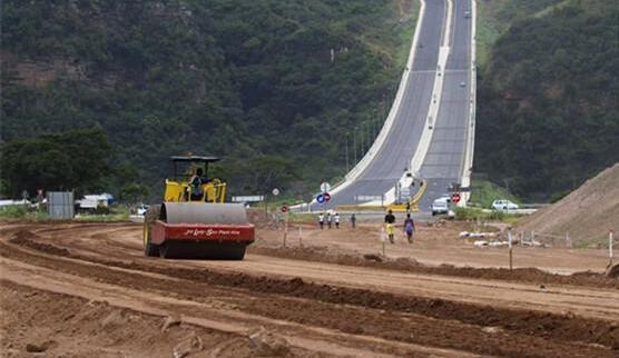 　　电力设施的建设放在最优先地位，铁路建设、商业、工业基础设施将得到较快发展。没有电力，非洲的工业化只能是一个梦想，对于非洲来说，电力供应至关重要，电力设施的建设无疑将放在非洲基础设施建设的最优先地位。可再生能源的开发趋于增加。多年来，许多非洲国家依赖进口石油发电，既污染环境，又耗费大量宝贵的外汇。为应对气候变化挑战，非洲国家纷纷鼓励发展可再生能源。  　　非洲基础设施建设市场巨大，多年来占了中国海外工程承包新签合同额的一半以上。目前，非洲新一轮的基础设施建设已经启动，为中国对外承包工程行业带来新的市场机遇。受其吸引，越来越多的中国企业走进了非洲市场。很明显，为了顺利走进非洲基础设施建设市场，中国企业需要对非洲基础设施建设政策的新趋势进行分析，并采取相应的对策。  　　近两年来，非洲各地区基础设施建设政策发生了一些新变化。其中，非洲东部的变化最多，非洲中部、南部次之，非洲北部、西部的变化最少。整体来看，非洲东部基础设施建设政策无论是在地区层面还是国家层面都有不少新进展，其中地区层面的政策着力于跨境铁路、电力网络的互联互通，国家层面的政策则大都把铁路建设与可再生能源开发放在优先地位。非洲中部则无论是地区层面还是国家层面的基础设施建设都取得了新进展，其中，非洲中部确定实施22个互联互通基础设施项目。非洲南部由于一体化水平已经较为成熟，交通基础设施建设地区层面的政策新动态很少，主要侧重于物流、码头、公路与机场的升级，桥梁道路维修，电力、电信基础设施建设等。地区层面主要集中在可再生能源开发，国家层面侧重于信息和通信技术基础设施建设、电站改造和电网扩建等。非洲西部主要侧重于跨境电网、水电站的建设，运输基础设施建设方面的新政策并不多。非洲北部地区层面的基础设施建设政策相对缺乏，但国家层面的基础设施建设政策不少，如埃及的新首都规划项目和连接十月六日城以及首都开罗的铁路项目;阿尔及利亚的高速公路项目和可再生能源项目以及摩洛哥的高铁项目和海港项目等。  　　结合近两年的最新动态、非洲经济社会发展状况及以往相关政策，我们认为，非洲基础设施建设政策有如下发展趋势。  　　一是电力设施的建设放在最优先地位，铁路建设、商业、工业基础设施将得到较快发展。没有电力，非洲的工业化只能是一个梦想，对于非洲来说，电力供应至关重要，电力设施的建设无疑将放在非洲基础设施建设的最优先地位。从运输基础设施来看，铁路较之其他运输方式具有运量大、价格低、货运网点覆盖范围广、发送量巨大的优点，预计为加快工业、旅游和资源开发的步伐，非洲铁路建设将得到较快发展。而由于人口快速增长及工业化、城市化的发展，越来越多的在非企业及中产阶级需要适宜的生产、办公和购物场所，需要港口、工业园区等配套设施，预计商业、工业基础设施投资也将得到蓬勃发展。  　　二是可再生能源的开发增加。多年来，许多非洲国家依赖进口石油发电，既污染环境，又耗费大量宝贵的外汇，同时受国际原油价格波动，经济脆弱。为应对气候变化挑战，缓解能源短缺问题，解决常规电网入户的困难，非洲国家纷纷鼓励发展可再生能源。例如，纳米比亚2015年9月发布的能源政策白皮书中确定可再生能源将作为国家能源安全和可持续发展的目标之一。  　　三是跨国跨区域基础设施将取得较大进展。近年来，非洲国家一体化意识和行动能力逐渐增强，跨国跨区域基础设施建设增加。例如，连接南苏丹、埃塞俄比亚与肯尼亚的交通走廊(APSSET项目)、连接卢旺达及乌干达和肯尼亚的“北部走廊一体化项目”、中部非洲交通走廊的22个互联互通基础设施项目、东非电力互联网络、中部非洲能源组织的北南走向的电力输送通道项目都在建设。  　　四是投资、管理、运营的私有化过程加快，公私合营模式增加。基础设施建设需要大量资金，出于资金供应、平衡基础设施建设赤字及提高效率的考虑，越来越多的非洲国家倾向于实施私有化改革，采用公私合营模式(PPP模式)实施。例如，2013年，尼日利亚出售了发电公司和配电公司，并于近期表示将继续推进电力领域私有化改革并保持政策的稳定性。2016年2月，尼日利亚宣布其境内铁路将由中国土木工程集团尼日利亚有限公司运营，摩洛哥表示将推出该国交通部门的第一批PPP项目等。  　　五是招投标过程日趋透明，本地化、工程质量要求日趋严格。伴随非洲基础设施建设的升温，招投标过程趋于透明。肯尼亚政府2015年4月表示将启用电子招标系统，规定今后所有部委、政府部门和机构的招标项目必须上网，通过集成财务管理信息系统的招标门户进行。南非、博茨瓦纳、赞比亚还出台了一些反垄断调查措施，推动招投标过程透明度，减少暗箱操作。与此同时，本地化要求日趋严格。例如，纳米比亚2015年修改了招标委员会的部分规则，要求凡使用政府公共基金的项目，招标时必须优先考虑本国供应商和本国产品。  　　六是政策不稳、业主违约等风险依然不小。由于2014年以来石油等大宗商品价格持续下跌、大规模基础设施建设支出导致的国际收支经常项目赤字和财政赤字，多数非洲国家经济低迷，预算形势严峻(石油出口国尤甚)，业主违约、政策不稳(如增税)等风险依然不小。  　　对于企业而言，为减少风险，一是应事先评估风险，如果一国政治腐败严重，经济结构性问题突出，社会矛盾频发，则要谨慎进入，避免出现“拍脑袋工程”，减少人为风险;二是成立安全风险防控小组，密切关注当地法律政策动态，做好风险预案，加大与主业相关的产业链建设，化解外部制约因素;三是购买中国出口信用保险公司的海外投资保险，这是目前政治违约风险发生后能够获得经济补偿的最有效方式;四是加大东道国政府或社区、当地企业、国际企业或组织参与合同的份额，组成联营体联合投资，有效降低政府违约风险;五是谨慎约定付款和交付条件，在项目实施过程中切忌冒进，注意保持工程进度与业主付款相一致，避免因工程款拖欠造成损失;六是实行本地化战略，保护环境，积极履行企业社会责任，与当地社区、政府机构保持定期沟通，避免误解并创造互惠的氛围。  　　文章来自：中非合作论坛