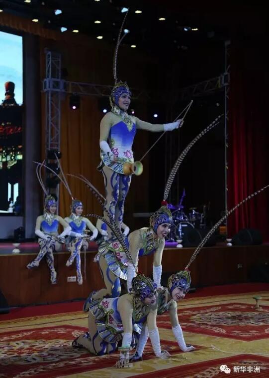 　　舞者盛装华服，用婀娜舞姿演绎《风流华彩》，生动描绘着中国古代皇宫中的盛宴场面，让观者“梦回紫禁城”……3月20日晚，在距离北京万里之遥的莫桑比克首都马普托，“北京之夜”文艺演出为1000多名来自莫桑比克和中国的观众带来一场精神上的饕餮盛宴。  　　    　　开场舞蹈《风流华彩》。新华社发(陈雅琴摄)  　　正在莫桑比克访问的中共中央政治局委员、北京市委书记郭金龙与莫桑比克总统纽西、前总统希萨诺和莫桑比克解放阵线党总书记马沙瓦等嘉宾一道观看了演出。  　　    　　演员表演杂技《邀月弄影-芭蕾对手顶》。新华社发(陈雅琴摄)  　　演出中的一大亮点是具有中国特色的杂技和武术。杂技《激踏-球技》中，若干个胶球在演员手中翻飞跳跃，犹如跳动的音符，令人眼花缭乱，充满趣味又惊心动魄;《俏花旦-集体空竹》将中国民间游艺活动空竹与古典戏曲中“花旦”的表演元素相结合，绘就了这一杂技巅峰之作;《邀月弄影-芭蕾对手顶》融合了芭蕾的艺术美感和杂技的超高难度;武术《太极·水袖》则兼容了戏曲与舞蹈的特点，将太极之柔与京剧中的水袖相结合，别具创意和美感。这些极具中国元素的节目，让观众大呼过瘾。  　　    　　演员表演杂技《俏花旦-集体空竹》。新华社发(陈雅琴摄)  　　中国的音乐同样令莫桑比克观众着迷。著名钢琴家吴牧野带来钢琴独奏《我的祖国》，通过舞台效果的配合，展现出中国壮美的自然景色，表达了人民对祖国的衷心依恋和真诚歌颂;中央音乐学院的章红艳则以一曲琵琶独奏《彝族舞曲》，描绘出彝家村寨的迷人夜色和人们欢乐舞蹈的场面。  　　   歌手沈娅丽演唱莫桑比克传统歌曲《捉迷藏》。新华社发(陈雅琴摄)  　　歌舞是全世界的共同语言，也是不同文化交流的重要纽带。东方歌舞团的沈娅丽高歌一曲莫桑比克传统歌曲《捉迷藏》，讲述了年轻女孩萝丝在夜色中与男青年索萨相恋的故事，激起全场观众的共鸣;莫桑比克跨龄之声合唱团则用汉语演唱《歌声与微笑》，表达了青少年朋友将友谊遍布海角天涯的热切心情;北京歌剧舞剧院的舞者通过《鼓舞中华》表现出各民族人民亲密团结的深厚情感;莫桑比克辛迪鲁舞蹈歌唱团的演员则以该国传统的《战舞》为观众呈现出独特的历史和文化特色。  　　    　　莫桑比克演员表演《战舞》。新华社发(陈雅琴摄)  　　    　　莫桑比克跨龄之声合唱团演唱《歌声与微笑》。新华社发(陈雅琴摄)  　　据主办方介绍，此次演出由北京市人民政府、中国驻莫桑比克大使馆主办;北京市文化局、北京市人民政府外事办公室承办。中国杂技团、北京歌剧舞剧院、中央音乐学院、东方歌舞团、北京市演出有限责任公司、中华龙韵功夫舞团等单位参与演出。  　　文章来自：新华非洲