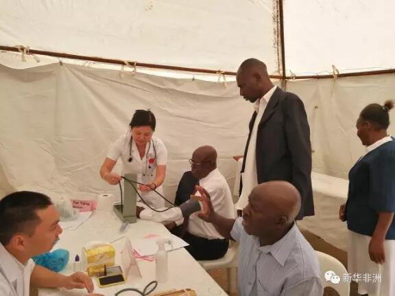 　　3月18日，驻津巴布韦中资企业商会、津巴布韦老兵福利部和卫生部在津第二大城市布拉瓦约联合举办义诊活动。本次义诊主要面向老人、儿童和其它弱势群体。中国援津医疗队由心血管专家、队长谭一菁带队，领衔骨科、放射科、妇儿科、麻醉科、泌尿科及神经外科共10位专家参加。  　　    　　中国援津医疗队专家为患者义诊。  　　津巴布韦老兵福利部部长杜比在致辞中感谢中国驻津使馆和中资企业商会长期以来一直致力于提升津中民间友好及人文交流，并表示过去几年的义诊活动非常成功，充分诠释了津中两国政府和人民间的深厚感情。  　　据驻津中资企业商会常务副会长、华津水泥有限公司总经理王勇介绍，义诊是中资企业商会自2012年开始，一直坚持每年举办的一项公益活动，迄今，在各地会员单位及中国医疗队的协助下，已先后在哈拉雷、宾杜拉、玛龙德拉、穆塔雷、奇诺伊和卡里巴陆续组织了多次义诊活动，身体力行地诠释了大爱无疆。  　　    　　患者排队等待就诊。  　　义诊于当日上午9：30正式开始，在此之前，各个科室帐篷前已排起长长的队伍。义诊开始后，各科医疗专家立即在津方医生、护士等其它医务工作者和翻译的协助下，投入到对当地社区居民的诊治中。根据患者不同症状表现及病情严重程度，各科医疗专家对症下药，有的放矢，主要以开药为主，条件允许的，还在现场开展小手术。截至18时义诊结束，接诊人数达到800多人。  　　本次义诊活动患者多，效果好，影响大。华津水泥有限公司、江苏国际等驻津中企和中国驻津农业专家组为此次活动提供后勤保障服务。津巴布韦当地主流媒体对本次义诊活动进行了全面报道。  　　文章来自：新华非洲