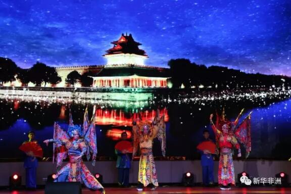 　　舞者盛装华服，用婀娜舞姿演绎《风流华彩》，生动描绘着中国古代皇宫中的盛宴场面，让观者“梦回紫禁城”……3月20日晚，在距离北京万里之遥的莫桑比克首都马普托，“北京之夜”文艺演出为1000多名来自莫桑比克和中国的观众带来一场精神上的饕餮盛宴。  　　    　　开场舞蹈《风流华彩》。新华社发(陈雅琴摄)  　　正在莫桑比克访问的中共中央政治局委员、北京市委书记郭金龙与莫桑比克总统纽西、前总统希萨诺和莫桑比克解放阵线党总书记马沙瓦等嘉宾一道观看了演出。  　　    　　演员表演杂技《邀月弄影-芭蕾对手顶》。新华社发(陈雅琴摄)  　　演出中的一大亮点是具有中国特色的杂技和武术。杂技《激踏-球技》中，若干个胶球在演员手中翻飞跳跃，犹如跳动的音符，令人眼花缭乱，充满趣味又惊心动魄;《俏花旦-集体空竹》将中国民间游艺活动空竹与古典戏曲中“花旦”的表演元素相结合，绘就了这一杂技巅峰之作;《邀月弄影-芭蕾对手顶》融合了芭蕾的艺术美感和杂技的超高难度;武术《太极·水袖》则兼容了戏曲与舞蹈的特点，将太极之柔与京剧中的水袖相结合，别具创意和美感。这些极具中国元素的节目，让观众大呼过瘾。  　　    　　演员表演杂技《俏花旦-集体空竹》。新华社发(陈雅琴摄)  　　中国的音乐同样令莫桑比克观众着迷。著名钢琴家吴牧野带来钢琴独奏《我的祖国》，通过舞台效果的配合，展现出中国壮美的自然景色，表达了人民对祖国的衷心依恋和真诚歌颂;中央音乐学院的章红艳则以一曲琵琶独奏《彝族舞曲》，描绘出彝家村寨的迷人夜色和人们欢乐舞蹈的场面。  　　   歌手沈娅丽演唱莫桑比克传统歌曲《捉迷藏》。新华社发(陈雅琴摄)  　　歌舞是全世界的共同语言，也是不同文化交流的重要纽带。东方歌舞团的沈娅丽高歌一曲莫桑比克传统歌曲《捉迷藏》，讲述了年轻女孩萝丝在夜色中与男青年索萨相恋的故事，激起全场观众的共鸣;莫桑比克跨龄之声合唱团则用汉语演唱《歌声与微笑》，表达了青少年朋友将友谊遍布海角天涯的热切心情;北京歌剧舞剧院的舞者通过《鼓舞中华》表现出各民族人民亲密团结的深厚情感;莫桑比克辛迪鲁舞蹈歌唱团的演员则以该国传统的《战舞》为观众呈现出独特的历史和文化特色。  　　    　　莫桑比克演员表演《战舞》。新华社发(陈雅琴摄)  　　    　　莫桑比克跨龄之声合唱团演唱《歌声与微笑》。新华社发(陈雅琴摄)  　　据主办方介绍，此次演出由北京市人民政府、中国驻莫桑比克大使馆主办;北京市文化局、北京市人民政府外事办公室承办。中国杂技团、北京歌剧舞剧院、中央音乐学院、东方歌舞团、北京市演出有限责任公司、中华龙韵功夫舞团等单位参与演出。  　　文章来自：新华非洲