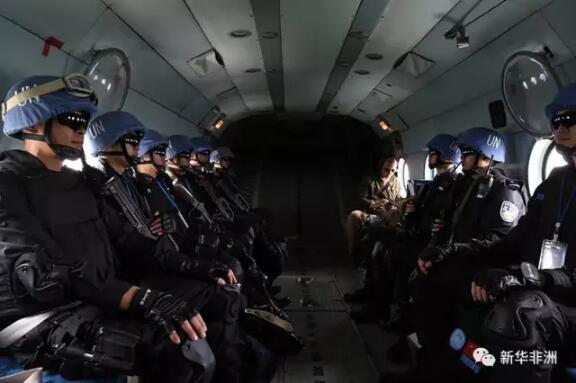 　　3月21日，中国第五支驻利比里亚维和警察防暴队乘坐直升机沿海岸线对蒙特塞拉多州、马吉比州、大巴萨州等八个州进行首次空中巡逻。  　　    　　指挥员正在对任务进行部署。(梁史卓摄)  　　21日上午，中国第五支驻利比里亚维和警察防暴队按照联合国驻利比里亚特派团(联利团)的任务要求，派出执勤小队采取在目标点盘旋侦察的方式，沿海岸线对蒙特塞拉多州至吉河州一线执行空中巡逻任务。  　　    　　执勤人员登机。(梁史卓摄)  　　由于此次勤务是该队驻任务区以来的首次空巡任务，维和防暴队临时党总支高度重视，召开专题会议对空巡任务进行分析研判，科学制定警力编成及任务分工，明确装备物资和防疫措施，并制定了详细可行的勤务方案。空巡过程中，执勤小队分工明确、任务清晰，对巡逻的主要区域分别进行了识别，为今后执行巡逻任务打下基础。  　　    　　防暴队员在机上严阵以待。(梁史卓摄)  　　整个空巡持续约2小时，飞行约350公里，全体队员克服气流颠簸、天气闷热等困难，始终发扬维和“铁军”作风，展示了维和警察的良好风貌，圆满完成该队自3月11日进驻任务区以来的首次空巡任务。  　　    　　执勤人员在目的地进行警戒。(梁史卓摄)  　　    　　执勤人员圆满完成任务返回机场。  　　文章来自：新华非洲