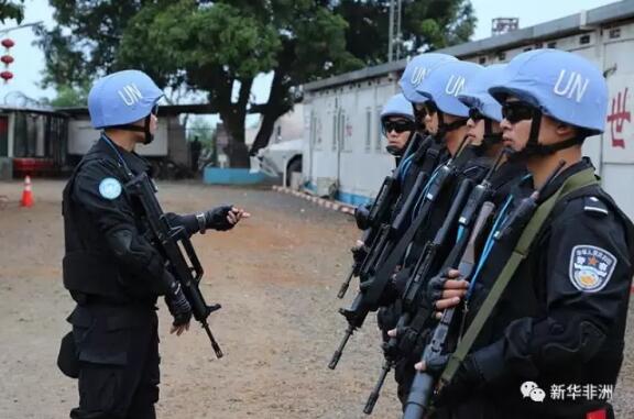 　　3月21日，中国第五支驻利比里亚维和警察防暴队乘坐直升机沿海岸线对蒙特塞拉多州、马吉比州、大巴萨州等八个州进行首次空中巡逻。  　　    　　指挥员正在对任务进行部署。(梁史卓摄)  　　21日上午，中国第五支驻利比里亚维和警察防暴队按照联合国驻利比里亚特派团(联利团)的任务要求，派出执勤小队采取在目标点盘旋侦察的方式，沿海岸线对蒙特塞拉多州至吉河州一线执行空中巡逻任务。  　　    　　执勤人员登机。(梁史卓摄)  　　由于此次勤务是该队驻任务区以来的首次空巡任务，维和防暴队临时党总支高度重视，召开专题会议对空巡任务进行分析研判，科学制定警力编成及任务分工，明确装备物资和防疫措施，并制定了详细可行的勤务方案。空巡过程中，执勤小队分工明确、任务清晰，对巡逻的主要区域分别进行了识别，为今后执行巡逻任务打下基础。  　　    　　防暴队员在机上严阵以待。(梁史卓摄)  　　整个空巡持续约2小时，飞行约350公里，全体队员克服气流颠簸、天气闷热等困难，始终发扬维和“铁军”作风，展示了维和警察的良好风貌，圆满完成该队自3月11日进驻任务区以来的首次空巡任务。  　　    　　执勤人员在目的地进行警戒。(梁史卓摄)  　　    　　执勤人员圆满完成任务返回机场。  　　文章来自：新华非洲