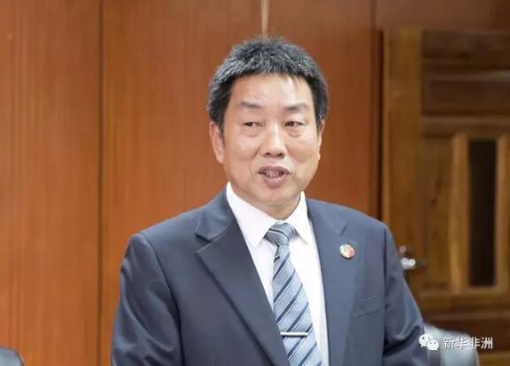 　　21日下午，中国驻赞比亚第18批医疗队在赞比亚卫生部向赞方捐赠三套远程医疗设备，以帮助赞比亚改善医疗服务水平。  　　驻赞比亚第18批医疗队队长苟建军表示，三套远程医疗设备将分别安装在赞比亚大学教学医院、利文斯顿总医院和恩多拉中心医院。远程医疗设备不仅可以帮助中赞两国医生远程会诊，也可以加强赞比亚当地医生之间的相互交流。  　　   中国驻赞比亚大使馆经商参赞欧阳道冰向赞方转交设备。  　　赞比亚卫生部常秘杰宾·姆万达表示，远程设备的运用将提高赞比亚医疗服务现代化水平，赞方感激中国长期以来在各领域的帮助和支持。  　　2016年7月，中国-赞比亚远程医疗会诊中心在由中国援建的利维·姆瓦纳瓦萨医院正式成立。远程医疗会诊中心将利维·姆瓦纳瓦萨医院和河南郑州大学第一附属医院连接，双方通过远程医疗系统进行了多次会诊和教学，实现异地专家与病人、专家与专家的面对面交流，取得积极成效。  　　    　　中国驻赞比亚第18批医疗队队长苟建军致辞。  　　据了解，中国自1978年开始向赞比亚派驻援外医疗队，第18批医疗队自2016年4月29日抵赞以来，至今已经成功完成手术1224例、接诊患者近一万人次。医疗队还利用节假日时间，多次深入落后地区和中资企业举行义诊活动，获得当地居民和华人华侨的高度赞誉。  　　    　　交接仪式现场。  　　中国第18批援赞医疗队28名队员全部来自河南省郑州市各三甲医院，科室涵盖心内科、消化科、普外科、骨科、耳鼻喉科、儿科、麻醉科、超声科等。  　　中国驻赞比亚大使馆经济商务参赞欧阳道冰、赞比亚卫生部部分官员等出席了捐赠仪式。  　　文章来自：新华非洲
