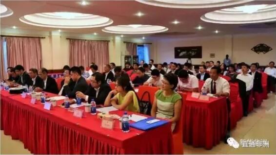 　　合同金额约10.8亿美元的中水电万基电站扩容项目进展顺利;合同金额约1亿美元的华为TELONE项目亦稳步推进;中烟去年在津采购片烟6.29万吨，占津烟叶出口创汇总额的60%以上;中钢于去年下半年顺利实现电炉复产;中建的援津中学项目顺利通过中期验收;中江国际瀑布城机场项目顺利竣工并交付使用;江西国际承担的打井项目今年有望提前完工……  　　在近日举办的驻津巴布韦中资企业商会年度工作会议上，中国驻津巴布韦经商参赞李耀辉表示，尽管津巴布韦经济形势不容乐观，中津贸易额也有所下降，但两国的经贸合作仍保持了较高水平，中国在津巴布韦的多个合作项目正顺利推进。  　　驻津中资企业商会会长叶海表示，去年商会组织召开了多次政治经济形势务虚会，针对中资企业关心的本土化、债券货币、税收政策、外汇管制等问题，通过集思广益，献计献策，大家在津经营有了新思路，很多问题也找到了解决的方法。中资企业抱团取暖、相互促进。虽然去年津巴布韦经济增长乏力，但中资企业团结互助、共克时艰，没有出现恶性竞争，大家抱团取暖，都有较好的发展。  　　    　　中国驻津巴布韦大使黄屏在发言中指出，当前中津政治互信不断加深，两国高层互动日益加强，中资企业是“国家队”，要站在国家的高度，积极地为所有中国企业和华侨华人社区做榜样，注入正能量。  　　黄屏说，津巴布韦的基础设施在非洲相对较好，民众文化素质较高，虽然目前经济增长出现了一定的困难，但从长远来看，对其经济发展前景要有信心。他要求中资企业树立六个意识：组织意识、守法意识、整体意识、安防意识、公益意识和宣传意识，希望中资企业都能在目前的经济困境中渡过难关。  　　驻津巴布韦中资企业商会由在津中国国企和部分优秀私企组成，目前共有会员79家。商会以为中资企业提供服务为宗旨，致力于增进中资企业和津政府、工商界、社区、民众的联系、沟通和了解，扩大与津经贸合作;同时负责代表中资企业对外交涉，指导中资企业守法经营、公平竞争，做好与当地融合工作，协商解决重大问题等。  　　文章来自：直通非洲
