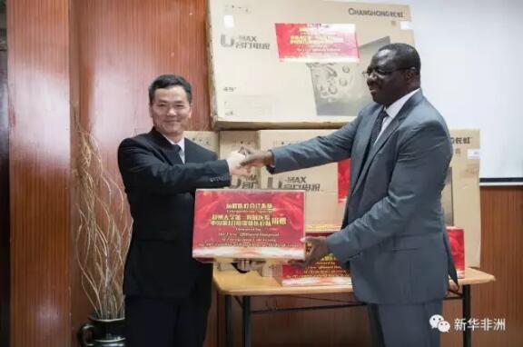 　　21日下午，中国驻赞比亚第18批医疗队在赞比亚卫生部向赞方捐赠三套远程医疗设备，以帮助赞比亚改善医疗服务水平。  　　驻赞比亚第18批医疗队队长苟建军表示，三套远程医疗设备将分别安装在赞比亚大学教学医院、利文斯顿总医院和恩多拉中心医院。远程医疗设备不仅可以帮助中赞两国医生远程会诊，也可以加强赞比亚当地医生之间的相互交流。  　　   中国驻赞比亚大使馆经商参赞欧阳道冰向赞方转交设备。  　　赞比亚卫生部常秘杰宾·姆万达表示，远程设备的运用将提高赞比亚医疗服务现代化水平，赞方感激中国长期以来在各领域的帮助和支持。  　　2016年7月，中国-赞比亚远程医疗会诊中心在由中国援建的利维·姆瓦纳瓦萨医院正式成立。远程医疗会诊中心将利维·姆瓦纳瓦萨医院和河南郑州大学第一附属医院连接，双方通过远程医疗系统进行了多次会诊和教学，实现异地专家与病人、专家与专家的面对面交流，取得积极成效。  　　    　　中国驻赞比亚第18批医疗队队长苟建军致辞。  　　据了解，中国自1978年开始向赞比亚派驻援外医疗队，第18批医疗队自2016年4月29日抵赞以来，至今已经成功完成手术1224例、接诊患者近一万人次。医疗队还利用节假日时间，多次深入落后地区和中资企业举行义诊活动，获得当地居民和华人华侨的高度赞誉。  　　    　　交接仪式现场。  　　中国第18批援赞医疗队28名队员全部来自河南省郑州市各三甲医院，科室涵盖心内科、消化科、普外科、骨科、耳鼻喉科、儿科、麻醉科、超声科等。  　　中国驻赞比亚大使馆经济商务参赞欧阳道冰、赞比亚卫生部部分官员等出席了捐赠仪式。  　　文章来自：新华非洲