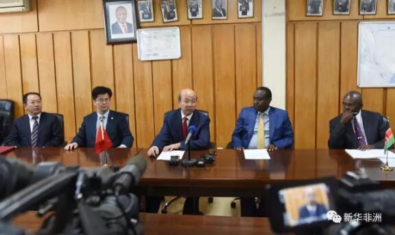 　　中国驻肯尼亚大使刘显法27日与肯尼亚财政部长罗蒂奇签署中国对肯紧急人道主义粮食援助换文，中国将向肯尼亚捐赠2万吨大米。  　　    　　3月27日，中国驻肯尼亚大使刘显法(左一)和肯尼亚财政部长罗蒂奇(左二)签署文件后握手。  　　刘显法在签字仪式上说，中国一向关注肯尼亚的旱灾情况。应肯尼亚政府请求，中国政府愿意向肯尼亚政府和人民提供紧急人道主义粮食援助，帮助肯尼亚渡过干旱危机。希望通过两国的良好合作，这批大米能尽快到达肯尼亚灾民手中。  　　罗蒂奇对中方此次慷慨援助表示感谢，赞赏中方对肯尼亚旱灾灾情的快速反应。他表示，中国政府的这批紧急人道主义粮食援助，将为肯尼亚政府应对当前灾情提供极大帮助。罗蒂奇说，自肯尼亚独立以来，中国就向肯尼亚持续提供资金与技术援助。特别是近十年来，中国政府的援助见证了中肯两国之间“温暖”的合作。  　　  3月27日，中国驻肯尼亚大使刘显法(中)在捐赠仪式上讲话。   　　刘显法透露，中国捐赠的大米将在一个月左右抵达肯尼亚蒙巴萨港。这批大米价值1.5亿人民币左右。如果以一人每天食用1斤大米计算，中国援助的大米将足够145万肯尼亚灾民吃一个月。    　　刘显法说，除了中国政府的援助，中国在肯尼亚的民间人士也在行动，积极向肯尼亚受灾群众捐赠资金和物品，帮助他们渡过当前难关。    　　肯尼亚今年遭受严重旱灾，近300万人面临饥饿威胁。肯尼亚总统肯雅塔于2月10日宣布此次旱灾为“国家灾难”，并向国际社会呼吁援助。    　　文章来自：新华非洲