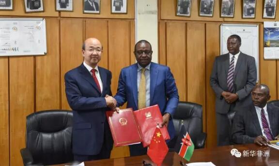 　　中国驻肯尼亚大使刘显法27日与肯尼亚财政部长罗蒂奇签署中国对肯紧急人道主义粮食援助换文，中国将向肯尼亚捐赠2万吨大米。  　　    　　3月27日，中国驻肯尼亚大使刘显法(左一)和肯尼亚财政部长罗蒂奇(左二)签署文件后握手。  　　刘显法在签字仪式上说，中国一向关注肯尼亚的旱灾情况。应肯尼亚政府请求，中国政府愿意向肯尼亚政府和人民提供紧急人道主义粮食援助，帮助肯尼亚渡过干旱危机。希望通过两国的良好合作，这批大米能尽快到达肯尼亚灾民手中。  　　罗蒂奇对中方此次慷慨援助表示感谢，赞赏中方对肯尼亚旱灾灾情的快速反应。他表示，中国政府的这批紧急人道主义粮食援助，将为肯尼亚政府应对当前灾情提供极大帮助。罗蒂奇说，自肯尼亚独立以来，中国就向肯尼亚持续提供资金与技术援助。特别是近十年来，中国政府的援助见证了中肯两国之间“温暖”的合作。  　　  3月27日，中国驻肯尼亚大使刘显法(中)在捐赠仪式上讲话。   　　刘显法透露，中国捐赠的大米将在一个月左右抵达肯尼亚蒙巴萨港。这批大米价值1.5亿人民币左右。如果以一人每天食用1斤大米计算，中国援助的大米将足够145万肯尼亚灾民吃一个月。    　　刘显法说，除了中国政府的援助，中国在肯尼亚的民间人士也在行动，积极向肯尼亚受灾群众捐赠资金和物品，帮助他们渡过当前难关。    　　肯尼亚今年遭受严重旱灾，近300万人面临饥饿威胁。肯尼亚总统肯雅塔于2月10日宣布此次旱灾为“国家灾难”，并向国际社会呼吁援助。    　　文章来自：新华非洲
