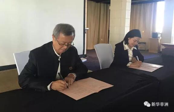 　　3月28日下午，“南宁市-内罗毕投资环境推介洽谈会”在内罗毕召开。来自南宁的代表团共有12名成员，由南宁市归国华侨联合会主席蒋晓筠带队，来到肯尼亚，邀请肯尼亚当地华商共商合作。  　　蒋晓筠说，代表团此行目的有二：一是“走出去”，推动中国企业走向海外，去产能，求发展;二是“请进来”，以南宁优质的投资环境，吸引在肯的好企业、好项目到南宁去“安家”。  　　    　　3月28日，南宁市归国华侨联合会主席蒋晓筠与东部非洲中国总商会主席韩军在内罗毕签署侨界友好社团缔结书。  　　围绕“走出去”，已经在肯尼亚呆了25年的“老肯”、东部非洲中国总商会主席韩军向南宁代表团介绍了肯尼亚的基本情况。  　　韩军说，现在中肯关系处于历史上最好时期。中国是肯尼亚第一大贸易伙伴、投资来源国和工程承包方。肯尼亚被列为中非产业产能合作先行先试示范国家。去年中肯双边贸易逆势高扬，总额突破60亿美元，连续两年年增10亿美元。  　　韩军说，近年来，中国企业“走出去”步伐不断加快，投资非洲已成近几年热点。当前非洲正由生存型向发展型转变，中非产能合作有助于非洲的自然资源优势尽快转化为经济实力增长。非洲工业化的快车已经开启。希望企业把握中非合作的新形势，抓住历史新机遇，为中肯产业产能合作“添砖加瓦”。  　　    　　3月28日，中国致公党南宁市委员会秘书长林辉在内罗毕介绍南宁发展机遇。  　　中国致公党南宁市委员会秘书长林辉介绍了南宁的发展机遇和重点投资领域。他说，南宁是“一带一路”有机衔接的重要门户城市，南宁投资环境有“五个新”：一是国家定位带来发展新机遇，二是东盟合作拓宽发展新空间，三是区域性交通枢纽增添新助力，四是多重叠加优惠政策释放新红利，五是优质高效政务服务助力新发展。南宁的重点投资领域包括先进装备制造业等现代工业，电子商务等现代服务业，以及特色农业等。  　　    　　3月28日，南宁市归国华侨联合会主席蒋晓筠向海外顾问颁发证书。南宁市归国华侨联合会在“南宁市-内罗毕投资环境推介洽谈会”聘请了四位华商代表作为海外顾问。  　　在交流环节，南宁代表团成员们踊跃提问，表现出对投资肯尼亚的极大兴趣。从肯尼亚牛油果能否出口到中国，到在肯尼亚投资光伏产业的前景，南宁的企业家们热切希望了解肯尼亚投资商机。  　　在南宁从事光伏行业的一位企业家说，“一带一路”是国家战略，顺应大势者得天下，中国企业现在必须走出来。他本人的企业在东南亚已初尝甜头。他认为，中国国内有很多优秀技术和产品，进行国际产能合作前景光明。  　　文章来自：新华非洲
