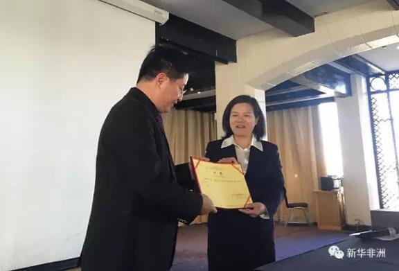 　　3月28日下午，“南宁市-内罗毕投资环境推介洽谈会”在内罗毕召开。来自南宁的代表团共有12名成员，由南宁市归国华侨联合会主席蒋晓筠带队，来到肯尼亚，邀请肯尼亚当地华商共商合作。  　　蒋晓筠说，代表团此行目的有二：一是“走出去”，推动中国企业走向海外，去产能，求发展;二是“请进来”，以南宁优质的投资环境，吸引在肯的好企业、好项目到南宁去“安家”。  　　    　　3月28日，南宁市归国华侨联合会主席蒋晓筠与东部非洲中国总商会主席韩军在内罗毕签署侨界友好社团缔结书。  　　围绕“走出去”，已经在肯尼亚呆了25年的“老肯”、东部非洲中国总商会主席韩军向南宁代表团介绍了肯尼亚的基本情况。  　　韩军说，现在中肯关系处于历史上最好时期。中国是肯尼亚第一大贸易伙伴、投资来源国和工程承包方。肯尼亚被列为中非产业产能合作先行先试示范国家。去年中肯双边贸易逆势高扬，总额突破60亿美元，连续两年年增10亿美元。  　　韩军说，近年来，中国企业“走出去”步伐不断加快，投资非洲已成近几年热点。当前非洲正由生存型向发展型转变，中非产能合作有助于非洲的自然资源优势尽快转化为经济实力增长。非洲工业化的快车已经开启。希望企业把握中非合作的新形势，抓住历史新机遇，为中肯产业产能合作“添砖加瓦”。  　　    　　3月28日，中国致公党南宁市委员会秘书长林辉在内罗毕介绍南宁发展机遇。  　　中国致公党南宁市委员会秘书长林辉介绍了南宁的发展机遇和重点投资领域。他说，南宁是“一带一路”有机衔接的重要门户城市，南宁投资环境有“五个新”：一是国家定位带来发展新机遇，二是东盟合作拓宽发展新空间，三是区域性交通枢纽增添新助力，四是多重叠加优惠政策释放新红利，五是优质高效政务服务助力新发展。南宁的重点投资领域包括先进装备制造业等现代工业，电子商务等现代服务业，以及特色农业等。  　　    　　3月28日，南宁市归国华侨联合会主席蒋晓筠向海外顾问颁发证书。南宁市归国华侨联合会在“南宁市-内罗毕投资环境推介洽谈会”聘请了四位华商代表作为海外顾问。  　　在交流环节，南宁代表团成员们踊跃提问，表现出对投资肯尼亚的极大兴趣。从肯尼亚牛油果能否出口到中国，到在肯尼亚投资光伏产业的前景，南宁的企业家们热切希望了解肯尼亚投资商机。  　　在南宁从事光伏行业的一位企业家说，“一带一路”是国家战略，顺应大势者得天下，中国企业现在必须走出来。他本人的企业在东南亚已初尝甜头。他认为，中国国内有很多优秀技术和产品，进行国际产能合作前景光明。  　　文章来自：新华非洲