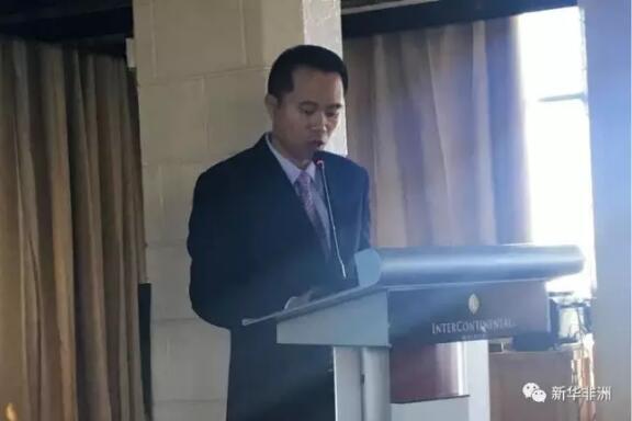 　　3月28日下午，“南宁市-内罗毕投资环境推介洽谈会”在内罗毕召开。来自南宁的代表团共有12名成员，由南宁市归国华侨联合会主席蒋晓筠带队，来到肯尼亚，邀请肯尼亚当地华商共商合作。  　　蒋晓筠说，代表团此行目的有二：一是“走出去”，推动中国企业走向海外，去产能，求发展;二是“请进来”，以南宁优质的投资环境，吸引在肯的好企业、好项目到南宁去“安家”。  　　    　　3月28日，南宁市归国华侨联合会主席蒋晓筠与东部非洲中国总商会主席韩军在内罗毕签署侨界友好社团缔结书。  　　围绕“走出去”，已经在肯尼亚呆了25年的“老肯”、东部非洲中国总商会主席韩军向南宁代表团介绍了肯尼亚的基本情况。  　　韩军说，现在中肯关系处于历史上最好时期。中国是肯尼亚第一大贸易伙伴、投资来源国和工程承包方。肯尼亚被列为中非产业产能合作先行先试示范国家。去年中肯双边贸易逆势高扬，总额突破60亿美元，连续两年年增10亿美元。  　　韩军说，近年来，中国企业“走出去”步伐不断加快，投资非洲已成近几年热点。当前非洲正由生存型向发展型转变，中非产能合作有助于非洲的自然资源优势尽快转化为经济实力增长。非洲工业化的快车已经开启。希望企业把握中非合作的新形势，抓住历史新机遇，为中肯产业产能合作“添砖加瓦”。  　　    　　3月28日，中国致公党南宁市委员会秘书长林辉在内罗毕介绍南宁发展机遇。  　　中国致公党南宁市委员会秘书长林辉介绍了南宁的发展机遇和重点投资领域。他说，南宁是“一带一路”有机衔接的重要门户城市，南宁投资环境有“五个新”：一是国家定位带来发展新机遇，二是东盟合作拓宽发展新空间，三是区域性交通枢纽增添新助力，四是多重叠加优惠政策释放新红利，五是优质高效政务服务助力新发展。南宁的重点投资领域包括先进装备制造业等现代工业，电子商务等现代服务业，以及特色农业等。  　　    　　3月28日，南宁市归国华侨联合会主席蒋晓筠向海外顾问颁发证书。南宁市归国华侨联合会在“南宁市-内罗毕投资环境推介洽谈会”聘请了四位华商代表作为海外顾问。  　　在交流环节，南宁代表团成员们踊跃提问，表现出对投资肯尼亚的极大兴趣。从肯尼亚牛油果能否出口到中国，到在肯尼亚投资光伏产业的前景，南宁的企业家们热切希望了解肯尼亚投资商机。  　　在南宁从事光伏行业的一位企业家说，“一带一路”是国家战略，顺应大势者得天下，中国企业现在必须走出来。他本人的企业在东南亚已初尝甜头。他认为，中国国内有很多优秀技术和产品，进行国际产能合作前景光明。  　　文章来自：新华非洲