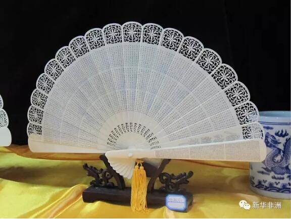 　　离中国第一批商业性加工销售象牙及制品活动的单位和场所关闭倒计时两天之际，肯尼亚非政府组织“拯救大象”29日发布最新研究报告称，中国全面禁止象牙贸易政策令象牙市场价格暴跌，“显著减少”了象牙贸易活动，对非洲盗猎大象现象的减少“功不可没”。  　　    　　(资料)图为2014年10月2日在肯尼亚安博塞利国家公园拍摄的一头大象。新华社记者 周晓雄摄  　　报告说，近三年来，中国象牙原料的批发价格暴跌了2/3。2014年初，每公斤象牙价格约2100美元，到2017年2月，每公斤象牙价格跌至730美元。  　　报告作者露西·莱维涅说，象牙原料价格一路暴跌源于中国的象牙贸易禁令。“之前市场一直有政府出台禁令的预期，所以囤货者急于出清存货，价格一路暴跌。”  　　2016年12月29日，中国国务院办公厅发布《关于有序停止商业性加工销售象牙及制品活动的通知》，确定中国将在2017年3月31日前先行停止一批象牙定点加工单位和定点销售场所的加工销售象牙及制品活动，2017年12月31日前全面停止。  　　    　　一位中国雕刻师在雕刻象牙。(“拯救大象”供图)  　　莱维涅和她的同事埃斯蒙德·马丁一起走访了北京、上海、常州、广州等8个城市的象牙销售场所和象牙加工单位。在一个月的调查时间里，他们未发现有任何象牙制品成交。  　　他们认为最主要的原因是人们“野生动物保护意识觉醒”。  　　“很多中国名人，比如姚明和李冰冰，都在帮我们做公众宣传活动。我们发现，人们意识到精美的象牙和对大象的血腥杀戮联系到一起时，他们购买象牙的意愿就减弱了。特别是中国的年轻一代，他们大多数对象牙制品并不感兴趣。”马丁说。  　　两位报告作者还发现，中国政府在有序停止商业性加工销售象牙及其制品方面执法“严格且有效”。从2014年到2015年，持有许可证的象牙加工单位从37家降到34家，持有许可证的象牙销售场所从145家减至130家。  　　报告调查发现，象牙加工者和销售者普遍认为中国政府将严格执行象牙贸易禁令，对整个行业前景悲观。一些从前从事象牙雕刻的工艺人员转而投向木雕等其他材料雕刻。  　　    　　在中国持有许可证销售场所出售的象牙扇。(“拯救大象”供图)  　　“拯救大象”创始人伊恩·汉密尔顿认为，中国象牙贸易禁令对非洲盗猎大象现象的减少“功不可没”。当市场上象牙制品的价格暴跌时，收购商给予非洲大象盗猎者的价格也同样暴跌，从而更多大象得以幸免。“这对大象的生存是一个转折点和至关重要的时期。中国做了正确的事情，为其他国家作出了表率。”  　　2010年以来，全球盗猎非洲象、走私象牙活动高发。联合国环境规划署数据显示，2013年，近2.5万头非洲象被猎杀;2009年至2014年，约有170吨非法象牙及制品流出非洲。  　　点击以下链接，看看哪些象牙加工和销售场所将被关闭：  　　http://www.forestry.gov.cn/main/4461/content-960596.html  　　文章来自：新华非洲