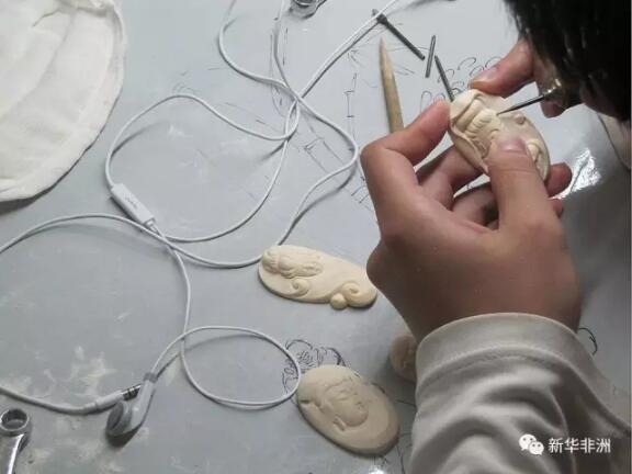 　　离中国第一批商业性加工销售象牙及制品活动的单位和场所关闭倒计时两天之际，肯尼亚非政府组织“拯救大象”29日发布最新研究报告称，中国全面禁止象牙贸易政策令象牙市场价格暴跌，“显著减少”了象牙贸易活动，对非洲盗猎大象现象的减少“功不可没”。  　　    　　(资料)图为2014年10月2日在肯尼亚安博塞利国家公园拍摄的一头大象。新华社记者 周晓雄摄  　　报告说，近三年来，中国象牙原料的批发价格暴跌了2/3。2014年初，每公斤象牙价格约2100美元，到2017年2月，每公斤象牙价格跌至730美元。  　　报告作者露西·莱维涅说，象牙原料价格一路暴跌源于中国的象牙贸易禁令。“之前市场一直有政府出台禁令的预期，所以囤货者急于出清存货，价格一路暴跌。”  　　2016年12月29日，中国国务院办公厅发布《关于有序停止商业性加工销售象牙及制品活动的通知》，确定中国将在2017年3月31日前先行停止一批象牙定点加工单位和定点销售场所的加工销售象牙及制品活动，2017年12月31日前全面停止。  　　    　　一位中国雕刻师在雕刻象牙。(“拯救大象”供图)  　　莱维涅和她的同事埃斯蒙德·马丁一起走访了北京、上海、常州、广州等8个城市的象牙销售场所和象牙加工单位。在一个月的调查时间里，他们未发现有任何象牙制品成交。  　　他们认为最主要的原因是人们“野生动物保护意识觉醒”。  　　“很多中国名人，比如姚明和李冰冰，都在帮我们做公众宣传活动。我们发现，人们意识到精美的象牙和对大象的血腥杀戮联系到一起时，他们购买象牙的意愿就减弱了。特别是中国的年轻一代，他们大多数对象牙制品并不感兴趣。”马丁说。  　　两位报告作者还发现，中国政府在有序停止商业性加工销售象牙及其制品方面执法“严格且有效”。从2014年到2015年，持有许可证的象牙加工单位从37家降到34家，持有许可证的象牙销售场所从145家减至130家。  　　报告调查发现，象牙加工者和销售者普遍认为中国政府将严格执行象牙贸易禁令，对整个行业前景悲观。一些从前从事象牙雕刻的工艺人员转而投向木雕等其他材料雕刻。  　　    　　在中国持有许可证销售场所出售的象牙扇。(“拯救大象”供图)  　　“拯救大象”创始人伊恩·汉密尔顿认为，中国象牙贸易禁令对非洲盗猎大象现象的减少“功不可没”。当市场上象牙制品的价格暴跌时，收购商给予非洲大象盗猎者的价格也同样暴跌，从而更多大象得以幸免。“这对大象的生存是一个转折点和至关重要的时期。中国做了正确的事情，为其他国家作出了表率。”  　　2010年以来，全球盗猎非洲象、走私象牙活动高发。联合国环境规划署数据显示，2013年，近2.5万头非洲象被猎杀;2009年至2014年，约有170吨非法象牙及制品流出非洲。  　　点击以下链接，看看哪些象牙加工和销售场所将被关闭：  　　http://www.forestry.gov.cn/main/4461/content-960596.html  　　文章来自：新华非洲