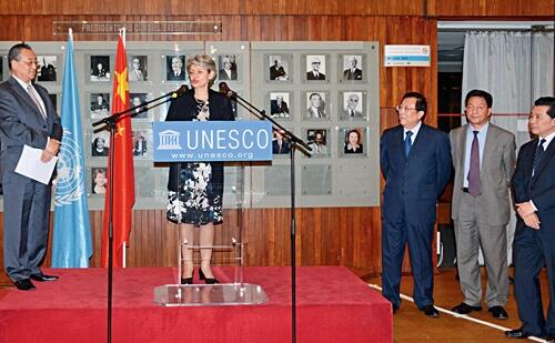 　　资料图片：中国-联合国教科文组织援非教育信托基金启动仪式  　　联合国教科文组织教育助理总干事唐虔29日表示，该组织在教育领域实施的首个中国援非信托基金项目自2012年启动以来第一阶段成效显著，中国政府提供的400万美元(约合2757万元人民币)额外资金将该项目延长两年，且在第二阶段中受益国将增至10个非洲国家。  　　29日，中国-联合国教科文组织教育信托基金“将技术应用于非洲优质教师教育与培训”项目第一阶段总结和第二阶段启动会议在巴黎开幕。会议为期3天，主要讨论在第一阶段8个项目国刚果(布)、科特迪瓦、刚果(金)、埃塞俄比亚、利比里亚、纳米比亚、坦桑尼亚、乌干达等取得的成果和经验。  　　2012年，中国政府与联合国教科文组织签署了一项800万美元(约合5515万元人民币)的信托基金框架协议，旨在支持8个非洲国家的教育发展，尤其是优质教师教育与培训。该项目为期4年，主要通过能力建设培训班、购置设备、开发教材、举办培训和研讨会、学习考察、地区会议和知识共享等手段达到项目目标。  　　唐虔在接受新华社记者采访时说，这一项目是中国政府首次通过国际组织实施国际教育援助，援助形式由双边变成多边。“项目契合非洲的需求，成效显著，至少有1万名教师直接受益”。在2017-2018项目第二阶段，多哥和赞比亚将作为新的项目国加入。  　　唐虔强调，这一项目是南南合作典范，通过技术手段构建培训机构网络，使项目国培训教师的能力得到极大加强，同时开启了中国对外援助新模式，促进中国在对外援助中与国际接轨。  　　负责项目协调工作的刚果(布)官员让-戈马·马尼翁吉在会议现场告诉记者，项目促进了当地师资力量质量的提升。“在该项目下我们目前拥有4个培训机构，未来将有超过2000名刚果教师能够得到网络远程培训，很高兴项目能够延长”。  　　项目评估报告认为，捐赠国强调受益国对项目的自主权以及国家利益攸关方的参与，是确保项目成功的关键。基金项目及项目开发的产品和取得的经验应推广到更多国家。  　　中国常驻联合国教科文组织大使衔代表沈阳在会议开幕致辞时说，中国将继续加强与联合国教科文组织的合作，以实现非洲的和平、独立和可持续发展。  　　文章来自：新华非洲