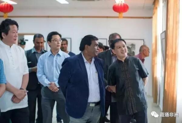 　　【毛里求斯文化部部长鲁蓬(前排右二)与中国驻毛里求斯大使馆文化参赞、毛里求斯文化中心主任松雁群(前排右一)参观国画作品展。】  　　为庆祝中毛建交45周年，近日，毛里求斯中国文化中心联合毛艺术文化部共同举办“中国风格—中国国家画院美术精品国际巡展”。毛里求斯文化部部长鲁蓬，毛里求斯国家美术家协会主席那肯，中国驻毛里求斯大使馆政务参赞陈志宏，中国驻毛里求斯大使馆文化参赞、毛里求斯文化中心主任松雁群，中国国家画院代表团团长张江舟及毛艺术界百余位嘉宾出席了开幕式活动。  　　松雁群在开幕式上说：“在中毛建交45周年之际，我们举办此次展览具有特殊意义，将进一步促进两国人民的相互了解，加深两国人民之间的友谊。国家画院美术精品国际展总共分成四个系列，今天大家能欣赏到的是国画系列的作品，我们希望在不久的将来，再次举办扇面画系列、版画系列或篆刻系列作品展览，让毛里求斯的艺术爱好者能够在自己家门口—毛里求斯中国文化中心领略到中国美术界最精彩的作品。”  　　张江舟表示：“文化艺术是连结国与国之间最好的纽带，要把‘中国风格’做成一个品牌，一张向世界人民展示中国艺术魅力的名片”。  　　    　　(现场观众。)  　　毛里求斯文化部长鲁蓬对中国国家画院代表团的到来表示热烈的欢迎，感谢中国艺术家将这么多的优秀国画作品带来毛里求斯，为当地艺术家打开了一扇艺术之窗。他希望中国艺术家们能够在毛里求斯度过愉快的旅程，并将毛里求斯的优美景色也写进他们的作品里，向更多的中国人介绍毛里求斯。  　　展览受到了业内人士及观众的热烈欢迎，毛美协主席那肯盛赞此次展览，称“毛里求斯有很多来自中国的朋友，我本人也同很多中国艺术家有着良好的关系。中国拥有世界上最好的艺术家，希望他们中的一些人能够常来毛里求斯”;世界水彩画协会毛里求斯分会主席希亚兹·奥拉丁对充满写意风格的中国绘画也毫不掩饰自己的仰慕之情，表示“我认为中国传统的水墨画是现代水彩画的鼻祖，中国艺术家和水、墨、色彩，生来和谐。”  　　    　　(国画作品展现场。)  　　此次“中国风格—中国国家画院美术精品国际巡展”国画作品展，聚集了李宝林、王迎春、谢志高、李延声、刘大为、杨晓阳、张江舟、卢禹舜等41位国内最高水平的国画家的作品。  　　文章来自：直通非洲
