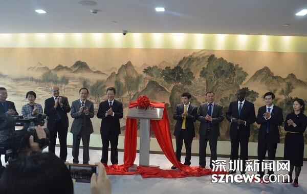 　　3月29日，“中非联合仲裁深圳中心”揭牌仪式暨“中非跨国投资贸易争议解决机制创新”圆桌会议在深圳国际仲裁院(又名“华南国际经济贸易仲裁委员会”)举行，标志着中非仲裁全面合作新格局在深圳开启。  　　深圳市政府副市长陈彪，中国法学会对外联络部主任谷昭民，南部非洲仲裁基金会、中非联合仲裁中心约翰内斯堡中心主席迈克尔•大卫•库珀(Advocate Michael David Kuper Sc)，肯尼亚内罗毕国际仲裁中心董事会主席亚瑟•伊格里亚(Mr. Arthur Igeria)，深圳国际仲裁院理事长沈四宝、院长刘晓春，上海国际仲裁中心副秘书长张悦，北京国际仲裁中心副秘书长陈福勇，前海管理局副局长田敏等出席揭牌仪式。  　　    　　揭牌仪式和圆桌会议由深圳国际仲裁院院长刘晓春主持。  　　彪副市长代表市委市政府对来自境内外的嘉宾表示欢迎。他说，非洲是我国增长最快的出口目的地和贸易伙伴，而作为我国改革开放的窗口和外贸第一大市，深圳出口连续24年居中国大中城市首位。为了打造更加市场化、法治化、国际化的营商环境，深圳市委市政府大力支持包括国际仲裁在内的法治创新。  　　    　　陈彪指出，中非联合仲裁深圳中心的揭牌，构建了中非仲裁协同创新、全面合作的新格局。他希望，中非联合仲裁深圳中心以深圳国际仲裁院为依托，立足前海蛇口自贸片区和社会主义法治示范区，进一步创新对非仲裁服务机制和模式，服务我国“一带一路”和粤港澳大湾区战略，为推动中非经贸合作发挥更大作用。  　　中非仲裁合作是积极落实《中非合作论坛约翰内斯堡峰会宣言》以及《中非合作论坛-约翰内斯堡行动计划》，进一步贯彻《构建中非联合纠纷解决机制北京共识》与《约翰内斯堡共识》的重要举措。在中国法学会的统一协调下，2015年11月中非联合仲裁约翰内斯堡中心和上海中心开始运作;2017年3月，中非联合仲裁北京中心、内罗毕中心和深圳中心相继揭牌。这标志着中非仲裁合作完成了在中国三个经济最发达区域的布局，形成了中非仲裁合作协同创新、全面合作的新格局。  　　深圳国际仲裁院作为我国适应改革开放需要而设立的第一家法定化管理的仲裁机构，长期以来十分重视对非仲裁服务，聘请了多名来自非洲的仲裁员，受理案件当事人来自26个非洲国家。  　　文章来自：深圳新闻网