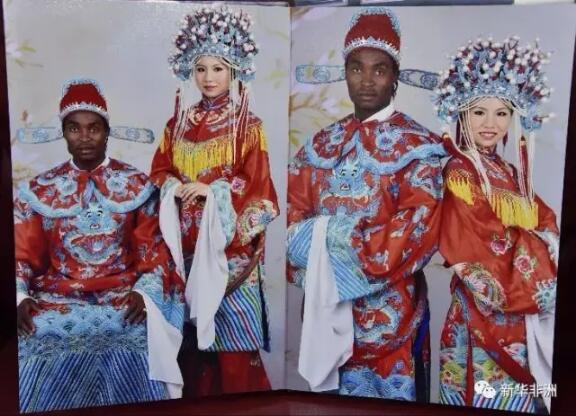 　　喀麦隆商人金斯利位于广州的办公室很“中国”：办公桌上、橱窗里放着各式“招财进宝”的摆件，茶几上摆着广东人喝功夫茶必备的茶具，墙上挂着的“融通四海”四个大字，凸显这位从事中非贸易多年的商人的雄心壮志。  　　    　　在金斯利中式风格的办公室里，墙上挂着“融通四海”四个大字。  　　2004年，作为背包客金斯利第一次来到中国，当时23岁的他像鸟一样自由，四处都可以停留。然而第一次的北京之行，让这位环游世界的年轻人停下了脚步。这里的一切都让他感兴趣，他想留下来，学习这里的语言和文化。在朋友的建议下，从小接受英语教育的金斯利在山西运城一所中学找到了一份英语老师的工作。  　　天性活泼、热情奔放的金斯利很快就融入了当地的生活，在学校里，他深受同事和学生们的喜爱，被评为2005-2006年度最佳教师;在校外，他邂逅了一位美丽的山西姑娘，收获了爱情。后来，这位山西姑娘成了金斯利的老婆。  　　    　　这是金斯利和妻子拍摄的中国风结婚照。  　　2006年底，金斯利决定离开运城前往广州发展。“教书不是我想一辈子从事的事业，中国经济正在崛起，这对我来说是机遇。”他说。  　　在广州，金斯利遇到了许多从事中非贸易的非洲人，在一番考察之后，他决定“下海”经商。金斯利先是回到喀麦隆向父母借了约合15万元人民币的启动资金，然后用这笔钱买了一辆卡车在喀麦隆跑运输，以筹措更多资金。2007年，金斯利在香港注册公司，并在广州设立代表处，正式进军中非贸易领域。  　　他找到中国的合作伙伴，在广东海丰县投资建厂，生产西装，出口非洲。作为非洲人，金斯利很了解自己的优势所在。“我的中国合作伙伴负责生产，我负责市场销售，因为我更了解非洲客户的需求。”在不到两年的时间里，金斯利工厂的产量从最初的每月2000件，迅速扩大到2008年的每月2.5万件，产品销往喀麦隆、尼日利亚、刚果等国家。  　　金斯利说，他赶上了中非贸易快速增长的好时机，2007年至2009年间，工厂的客户订单纷至沓来，广州小北的“非洲城”里挤满了前来批货的非洲商人。  　　    　　金斯利在自己的办公室中接受记者采访。  　　商海变化莫测。金斯利说，从2010年起，人民币和美元的汇率变化，以及签证政策的收紧，都对广州的出口贸易造成了冲击。他的工厂订单量开始减少，利润也开始下滑，最后不得不关厂停工。  　　一时挫败并没有让金斯利气馁，他开始把目光投向家乡喀麦隆。2017年初，针对喀麦隆公共交通服务差的状况，金斯利成立了一家运输公司，将中国产的宇通大巴带到了喀麦隆，专门提供高端优质的客运服务。  　　他说，公司计划投入100辆大巴，连接喀麦隆各主要城市。  　　未来，金斯利还打算投身建筑行业，他希望找到中国合作伙伴，共同参与喀麦隆的基础设施建设。“中国提出的‘一带一路’倡议会给世界带来很多的发展机会。”金斯利说，希望中国能帮助非洲改变目前交通不便的现状，实现非洲大陆的互通互联，从而促进非洲的发展。  　　    　　金斯利与妻子和小女儿在一起。  　　在中国前前后后呆了13年的金斯利如今已是两个孩子的爸爸，作为全家唯一的一个“外国人”，金斯利有望在今年拿到他梦寐以求的中国“绿卡”，这意味着他将在中国享有更多的权益。  　　金斯利说，随着经济崛起，中国需要吸引全球优秀人才，“只要你足够优秀，你就能获得中国‘绿卡’。”  　　文章来自：新华非洲
