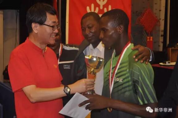 　　近日，贝宁中国文化中心联合贝宁体育部、贝宁乒乓球协会共同举办了“迎春杯”乒乓球大赛。来自贝宁、多哥、尼日利亚、刚果(布)等非洲国家的70余名乒乓球好手齐聚一堂，为现场近百名观众献上了一系列精彩的比赛。  　　   选手在比赛中捉对厮杀。新华社发(塞拉芬摄)  　　刚果(布)国务部长亨利·琼博和刚果(布)乒乓球协会主席也来到了比赛现场，挥拍上阵，与年轻人一道参加了比赛。  　　    　　贝宁中国文化中心主任魏军(右)在赛场上。新华社发(塞拉芬摄)  　　大赛在文化中心多功能厅进行，分为男子单打、女子单打和青少年单打三个组别。比赛现场紧张刺激，扣人心弦，选手们一个个身手不凡、技艺精湛，推挡、搓球、削球、旋转球、弧圈球、扣杀等战术精彩纷呈，你来我往互不相让。小小银球在空中划出一道道优美弧线，现场气氛热烈，高潮迭起，掌声、加油声和喝彩声此起彼伏。  　　    　　贝宁中国文化中心主任魏(左)为男子单打冠军、尼日利亚选手瑞里万(右)颁奖。新华社发(塞拉芬摄)  　　经过一整天的激烈角逐，比赛分别决出三个组别的前三名，来自尼日利亚、贝宁和多哥的选手分别获得了男子、女子和青少年三个组的冠军。贝宁中国文化中心主任魏军与贝宁体育部长代表、办公厅副主任卡克博维和贝宁乒协主席费迪南德向优胜选手们颁发了优胜奖杯、奖牌与奖金。  　　    　　三组别冠军合影。新华社发(塞拉芬摄)  　　赛后，魏军与卡克博维共同发表了致辞。卡克博维代表贝宁体育部感谢贝宁中国文化中心为非洲乒乓球爱好者们提供了一个切磋球技、沟通交流的平台。  　　    　　嘉宾与参赛选手合影。新华社发(塞拉芬摄)  　　魏军表示，此次大赛得到了众多乒乓球爱好者的热烈响应，显示出乒乓球运动在非洲地区很受欢迎。他说，乒乓球是中国的国球，中国乒乓球水平很高。看了今天的比赛，没想到非洲也拥有众多乒乓球好手。希望未来能与贝宁体育部、贝宁乒协加强合作，继续推动乒乓球运动在贝宁的推广和蓬勃发展，吸引越来越多的年轻人参与到乒乓球运动中来。  　　文章来自：新华非洲