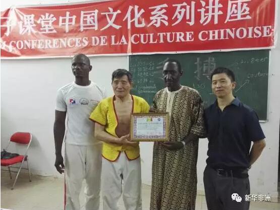 　　近日，马里阿斯基亚中学孔子课堂联合非洲手搏联盟，邀请国际手搏联合会会长、现代手搏之父——袁祖谋先生举办了一场别开生面的手搏运动文化讲座，近百名师生参加了此次活动。  　　    　　活动以袁祖谋先生讲解何为手搏运功拉开帷幕。手搏，即徒手搏击之意，后世的拳术就是在此基础上发展起来的。现代手搏在传统手搏运动的基础上做了改进，其运动精神深蕴中华传统文化。在袁祖谋及国际手搏联合会多年宣传推广下，中国手搏已经在西欧、东欧和北非地区得到了大范围推广。现在，它终于被带到了马里，带到了西非。  　　    　　在展示环节中，七十八岁高龄的袁老先生与国际手搏联合会非洲分会会长Dramane Sangaré亲自上场，摔、靠、防守、进攻、防守反击、擒拿、解脱，为大家展示了手搏运动的精髓。学生们都非常兴奋，场内不时响起阵阵掌声，个别学生还情不自禁地跟着比划起来。  　　    　　随后的问答环节学生们也非常活跃，纷纷表示以前像这种对抗性武术运动，他们只知道跆拳道、柔道等，但这次活动让他们有机会认识到还有中国的手搏，他们对此感觉新颖而有趣。更有学生咨询如何学习手搏运动。马里阿斯基亚中学是国际手搏联合会非洲分会的协作单位。本次活动上，国际手搏联合会向孔子课堂颁发了荣誉奖章，孔子课堂中外方院长何新元及Fayera Sissoko代表课堂接受了颁奖。  　　    　　此次文化活动向马里阿斯基亚孔子课堂的学生们展示了中国手搏运动的魅力，让他们对中国文化的多样性有了更深入的了解，学生们对手搏运动在西非地区的发展充满了期待。孔子课堂除了教授中国语言，也通过这样的活动弘扬中华民族优秀的传统文化。  　　文章来自：新华非洲