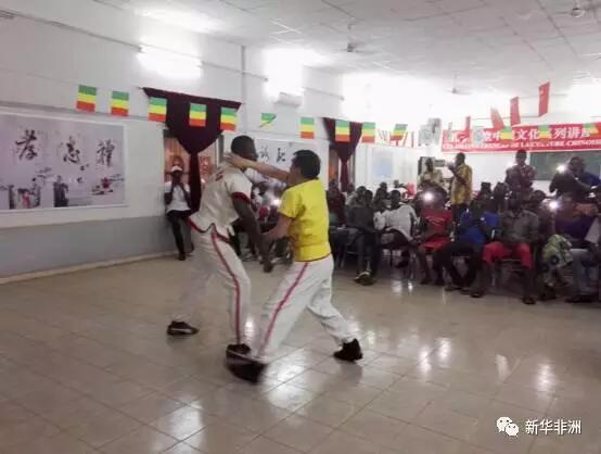 　　近日，马里阿斯基亚中学孔子课堂联合非洲手搏联盟，邀请国际手搏联合会会长、现代手搏之父——袁祖谋先生举办了一场别开生面的手搏运动文化讲座，近百名师生参加了此次活动。  　　    　　活动以袁祖谋先生讲解何为手搏运功拉开帷幕。手搏，即徒手搏击之意，后世的拳术就是在此基础上发展起来的。现代手搏在传统手搏运动的基础上做了改进，其运动精神深蕴中华传统文化。在袁祖谋及国际手搏联合会多年宣传推广下，中国手搏已经在西欧、东欧和北非地区得到了大范围推广。现在，它终于被带到了马里，带到了西非。  　　    　　在展示环节中，七十八岁高龄的袁老先生与国际手搏联合会非洲分会会长Dramane Sangaré亲自上场，摔、靠、防守、进攻、防守反击、擒拿、解脱，为大家展示了手搏运动的精髓。学生们都非常兴奋，场内不时响起阵阵掌声，个别学生还情不自禁地跟着比划起来。  　　    　　随后的问答环节学生们也非常活跃，纷纷表示以前像这种对抗性武术运动，他们只知道跆拳道、柔道等，但这次活动让他们有机会认识到还有中国的手搏，他们对此感觉新颖而有趣。更有学生咨询如何学习手搏运动。马里阿斯基亚中学是国际手搏联合会非洲分会的协作单位。本次活动上，国际手搏联合会向孔子课堂颁发了荣誉奖章，孔子课堂中外方院长何新元及Fayera Sissoko代表课堂接受了颁奖。  　　    　　此次文化活动向马里阿斯基亚孔子课堂的学生们展示了中国手搏运动的魅力，让他们对中国文化的多样性有了更深入的了解，学生们对手搏运动在西非地区的发展充满了期待。孔子课堂除了教授中国语言，也通过这样的活动弘扬中华民族优秀的传统文化。  　　文章来自：新华非洲