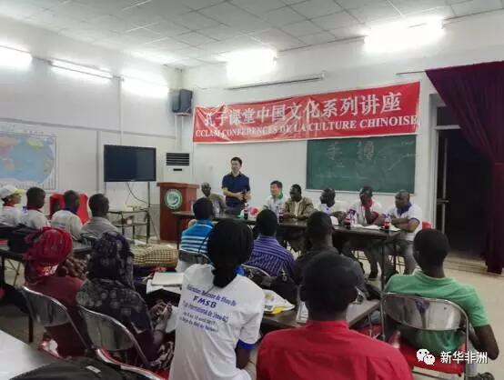 　　近日，马里阿斯基亚中学孔子课堂联合非洲手搏联盟，邀请国际手搏联合会会长、现代手搏之父——袁祖谋先生举办了一场别开生面的手搏运动文化讲座，近百名师生参加了此次活动。  　　    　　活动以袁祖谋先生讲解何为手搏运功拉开帷幕。手搏，即徒手搏击之意，后世的拳术就是在此基础上发展起来的。现代手搏在传统手搏运动的基础上做了改进，其运动精神深蕴中华传统文化。在袁祖谋及国际手搏联合会多年宣传推广下，中国手搏已经在西欧、东欧和北非地区得到了大范围推广。现在，它终于被带到了马里，带到了西非。  　　    　　在展示环节中，七十八岁高龄的袁老先生与国际手搏联合会非洲分会会长Dramane Sangaré亲自上场，摔、靠、防守、进攻、防守反击、擒拿、解脱，为大家展示了手搏运动的精髓。学生们都非常兴奋，场内不时响起阵阵掌声，个别学生还情不自禁地跟着比划起来。  　　    　　随后的问答环节学生们也非常活跃，纷纷表示以前像这种对抗性武术运动，他们只知道跆拳道、柔道等，但这次活动让他们有机会认识到还有中国的手搏，他们对此感觉新颖而有趣。更有学生咨询如何学习手搏运动。马里阿斯基亚中学是国际手搏联合会非洲分会的协作单位。本次活动上，国际手搏联合会向孔子课堂颁发了荣誉奖章，孔子课堂中外方院长何新元及Fayera Sissoko代表课堂接受了颁奖。  　　    　　此次文化活动向马里阿斯基亚孔子课堂的学生们展示了中国手搏运动的魅力，让他们对中国文化的多样性有了更深入的了解，学生们对手搏运动在西非地区的发展充满了期待。孔子课堂除了教授中国语言，也通过这样的活动弘扬中华民族优秀的传统文化。  　　文章来自：新华非洲
