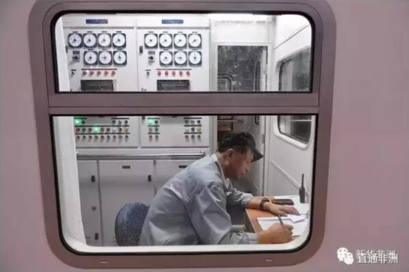 　　由中国路桥工程有限责任公司承建的肯尼亚蒙内铁路联调联试工作目前平稳推进，为预计的6月通车试运营做好全方位准备。  　　    　　(在蒙内铁路内罗毕站拍摄的结束测试的列车。)  　　连接东非第一大港蒙巴萨和首都内罗毕的蒙内铁路全长472公里，是肯尼亚独立以来建设的首条铁路。肯尼亚总统肯雅塔2015年视察该项目时表示，这是肯尼亚在过去半个多世纪里兴建的最大基建项目。(来源：新华非洲)  　　    　　(在肯尼亚蒙内铁路蒙巴萨车站，工人们进行通车试运营前的工程扫尾工作。)  　　    　　(在肯尼亚蒙内铁路一列测试列车上，乘务人员练习迎宾礼仪。)  　　    　　(在肯尼亚蒙内铁路一列测试列车上，乘务员练习如何招待旅客。)  　　    　　(在肯尼亚蒙内铁路内罗毕站，中方技术人员孙师傅在发电车电源操作间内记录测试的相关数据。)  　　    　　(在肯尼亚蒙内铁路内罗毕站，中方技术人员许景林进行测试运行后的检查工作。)  　　文章来自：直通非洲