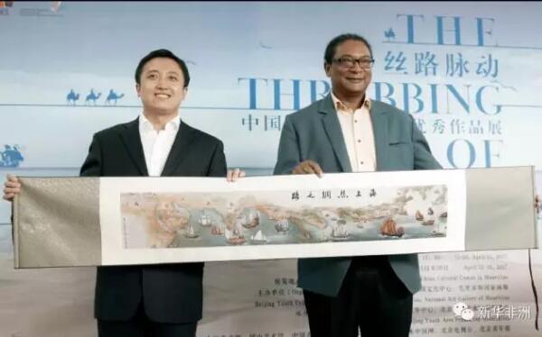 　　为庆祝中毛建交45周年，配合五月中旬在北京举办的“一带一路”国际合作高峰论坛，毛里求斯中国文化中心、北京市青年联合会联合毛里求斯青年体育部、文化艺术部、国家画廊、甘地学院共同举“丝路脉动”——海上丝绸之路画展及论坛，通过当代艺术形式讲好中国故事，传播“一带一路”的深刻内涵。  　　海上丝绸之路架起两国青年思想沟通的桥梁  　　4月14日，毛里求斯中国文化中心与甘地学院合作，举办“思路脉动-中毛青年艺术家对话”主题论坛，甘地学院美术系的师生以及当地艺术家等一百多人参加了研讨会。  　　    　　“思路脉动-中毛青年艺术家对话”主题论坛。  　　来自中国的年轻艺术家用幽默的语言和生动的创作故事，围绕“海上丝路的中国艺术文脉”和中国青年艺术创作进行了主题发言，从“张骞出使西域”到“郑和下西洋”，介绍陆海两条丝绸之路不仅成为中国与欧亚非各国之间商业贸易的通道，更架起了沟通东西方文明的桥梁，见证了中西方文化交流互鉴的非凡历程。特别是当中国艺术家提到据考证郑和下西洋最远抵达到马达加斯加和毛里求斯岛屿附近时，更引起现场毛国青年的兴趣，大家纷纷向中方艺术家提问，现场气氛热烈、生动。  　　“丝路脉动”画展引起当地民众强烈共鸣。  　　4月15日，毛里求斯中国文化中心与毛里求斯国家艺廊共同主办“海上丝路-中国当代青年优秀艺术作品展”。毛里求斯青年与体育部部长杜桑、甘地学院与泰戈尔学院总院长佳阳、国家美术馆馆长奈肯、中国驻毛里求斯大使李立、文化参赞兼毛里求斯文化中心主任松雁群，北京青年艺术代表团团长王洪涛以及其他来自毛里求斯艺术界的嘉宾共计150余人参加了开幕式。  　　    　　“海上丝路-中国当代青年优秀艺术作品展”现场，青体部长图桑与甘地学院院长佳阳参观展览。  　　开幕式上，松雁群首先致欢迎辞，全面阐释了在“一带一路”背景下开展此次活动的特殊意义。随后，奈肯对北京青年艺术代表团的到来表示热烈欢迎，他对展览作品富有激情的创作给予了高度评价。王洪涛表示，希望通过本次展览让更多的毛里求斯青年人了解中国文化、了解“一带一路”方针，投身到中毛友谊建设中来。  　　    　　北京青年艺术代表团团长王洪涛在开幕仪式上向毛青体部部长图桑赠送“海上丝绸之路”画卷。  　　青体部长图桑在发言中表示，丝绸之路不仅仅是中国与亚欧非多国的经济交流，更是文化互动。同样的，毛里求斯也需要与其他国家相互学习、借鉴和欣赏，此次论坛和展览为中毛艺术家，尤其是青年艺术家之间的学习和交流提供了绝佳机会。开幕式最后，北京青年艺术家交流团团员向毛里求斯当地艺术机构捐赠了“一带一路”主题性创作的优秀作品。  　　    　　艺术家吴大恺在论坛现场表演中国书法。  　　    　　青体部长图桑学写中国字。  　　此次展览汇集了23位中国青年艺术家的五十余件中国画、油画、雕塑作品，从不同层面呈现出丝绸之路的文化脉络、显现了中国传统艺术的当代表现和国际艺术思潮与中国文化的融合。展览吸引了大量的年轻观众，许多人在画作前流连忘返，对中国青年艺术家创作的作品给与了高度的评价。  　　    　　代表团与参加论坛老师、学生和当地艺术家合影。  　　文章来自：新华非洲