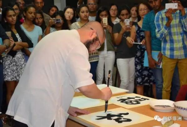 　　为庆祝中毛建交45周年，配合五月中旬在北京举办的“一带一路”国际合作高峰论坛，毛里求斯中国文化中心、北京市青年联合会联合毛里求斯青年体育部、文化艺术部、国家画廊、甘地学院共同举“丝路脉动”——海上丝绸之路画展及论坛，通过当代艺术形式讲好中国故事，传播“一带一路”的深刻内涵。  　　海上丝绸之路架起两国青年思想沟通的桥梁  　　4月14日，毛里求斯中国文化中心与甘地学院合作，举办“思路脉动-中毛青年艺术家对话”主题论坛，甘地学院美术系的师生以及当地艺术家等一百多人参加了研讨会。  　　    　　“思路脉动-中毛青年艺术家对话”主题论坛。  　　来自中国的年轻艺术家用幽默的语言和生动的创作故事，围绕“海上丝路的中国艺术文脉”和中国青年艺术创作进行了主题发言，从“张骞出使西域”到“郑和下西洋”，介绍陆海两条丝绸之路不仅成为中国与欧亚非各国之间商业贸易的通道，更架起了沟通东西方文明的桥梁，见证了中西方文化交流互鉴的非凡历程。特别是当中国艺术家提到据考证郑和下西洋最远抵达到马达加斯加和毛里求斯岛屿附近时，更引起现场毛国青年的兴趣，大家纷纷向中方艺术家提问，现场气氛热烈、生动。  　　“丝路脉动”画展引起当地民众强烈共鸣。  　　4月15日，毛里求斯中国文化中心与毛里求斯国家艺廊共同主办“海上丝路-中国当代青年优秀艺术作品展”。毛里求斯青年与体育部部长杜桑、甘地学院与泰戈尔学院总院长佳阳、国家美术馆馆长奈肯、中国驻毛里求斯大使李立、文化参赞兼毛里求斯文化中心主任松雁群，北京青年艺术代表团团长王洪涛以及其他来自毛里求斯艺术界的嘉宾共计150余人参加了开幕式。  　　    　　“海上丝路-中国当代青年优秀艺术作品展”现场，青体部长图桑与甘地学院院长佳阳参观展览。  　　开幕式上，松雁群首先致欢迎辞，全面阐释了在“一带一路”背景下开展此次活动的特殊意义。随后，奈肯对北京青年艺术代表团的到来表示热烈欢迎，他对展览作品富有激情的创作给予了高度评价。王洪涛表示，希望通过本次展览让更多的毛里求斯青年人了解中国文化、了解“一带一路”方针，投身到中毛友谊建设中来。  　　    　　北京青年艺术代表团团长王洪涛在开幕仪式上向毛青体部部长图桑赠送“海上丝绸之路”画卷。  　　青体部长图桑在发言中表示，丝绸之路不仅仅是中国与亚欧非多国的经济交流，更是文化互动。同样的，毛里求斯也需要与其他国家相互学习、借鉴和欣赏，此次论坛和展览为中毛艺术家，尤其是青年艺术家之间的学习和交流提供了绝佳机会。开幕式最后，北京青年艺术家交流团团员向毛里求斯当地艺术机构捐赠了“一带一路”主题性创作的优秀作品。  　　    　　艺术家吴大恺在论坛现场表演中国书法。  　　    　　青体部长图桑学写中国字。  　　此次展览汇集了23位中国青年艺术家的五十余件中国画、油画、雕塑作品，从不同层面呈现出丝绸之路的文化脉络、显现了中国传统艺术的当代表现和国际艺术思潮与中国文化的融合。展览吸引了大量的年轻观众，许多人在画作前流连忘返，对中国青年艺术家创作的作品给与了高度的评价。  　　    　　代表团与参加论坛老师、学生和当地艺术家合影。  　　文章来自：新华非洲