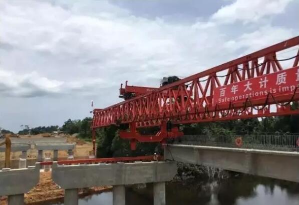 　　由中国港湾工程有限责任公司(中国港湾)承建的位于喀麦隆南部的克里比深水港疏港高速公路取得阶段性成果，首片预应力混凝土T梁近日在洛贝河上架设成功，它对于疏港高速公路的实施具有里程碑的意义。  　　    　　【中国驻喀麦隆大使魏文华(左二)与喀工程部秘书长菲勒蒙(左一)观看T梁架设。】  　　中国驻喀麦隆大使魏文华和喀麦隆公共工程部秘书长菲勒蒙·祖·扎姆参加了T梁架设开工典礼。中国港湾中部非洲区域管理中心总经理许华江在仪式上说，疏港高速公路是克里比深水港物流的枢纽干道，是克里比港运营基础保障设施，更是克里比港运营启动的重要阀门。  　　许华江说，疏港高速建成通车后，将会给克里比地区人们的生活带来极大的便利，也将进一步推动克里比及周边地区城市基础设施的建设。  　　    　　(首片预应力混凝土T梁架设成功。)  　　克里比深水港疏港高速公路主线全长38.5公里，是一条从克里比港通向克里比市的高速公路，为双向四车道，并预留两车道，2015年7月25日现场开始实施，合同工期42个月，合同金额4.53亿美元，其中85%的资金来自中国进出口银行的优惠贷款，15%的资金为喀麦隆政府自筹，项目为EPC总承包方式实施，采用中国标准。疏港高速公路将跨越两条河流，洛贝河是最大的一条河流，即将建造的洛贝桥全长140米，宽33米。  　　    　　(中国港湾中部非洲区域中心总经理许华江在仪式上讲话。)  　　中国港湾在2014年底已经完成克里比深水港一期工程，二期工程的贷款协议也已于日前签署。克里比港一期和二期工程均由中国进出口银行提供优惠贷款，一期工程合作额为4.97亿美元，建有两个码头，二期工程合同额为7.94亿美元，也将建两个码头。克里比港投入使用后将成为喀麦隆的主要港口。  　　菲勒蒙在仪式结束后接受新华社记者采访时说，工程部对于中国港湾公司的工程非常满意，该公司在喀麦隆实施的项目非常成功，他代表业主单位向中国港湾公司表示感谢。  　　中国港湾克里比地区项目部总经理李敬军对记者说，他们会确保在合同工期内完成这条公路的建设。  　　中国港湾2010年进入喀麦隆市场，经过短短几年的发展，该公司已经成为喀麦隆中资企业的佼佼者。  　　文章来自：新华非洲