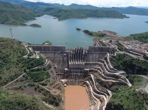 　　在“一带一路”沿线国家，中国公司正在为当地建设并提供实实在在的基础设施和公共产品。除了之前媒体比较关注的铁路、公路、大桥等设施之外，中国公司在水电站建设方面也大有作为。  　　比如在非洲国家埃塞俄比亚，这里被称为“东非水塔”，拥有丰富水资源，但长期以来受电力匮乏困扰。如今，由中国公司建成的非洲最大水电站——吉布3水电站，不但让埃塞俄比亚彻底告别了缺电时代，而且将该国发电能力提升了一倍，“东非水塔”变“东非电塔”。  　　“中国速度”建成非洲最大水电站  　　吉布3水电站是埃塞俄比亚的国家重点项目，也是非洲已建成的最大水电站，以及埃塞俄比亚的最大能源项目。电站的功能为发电、防洪和流量调节等。整个水电站造价18亿美元，其中机电设备与金属结构部分为5亿美元，由中方的商业银行提供商业贷款，中国公司承建。  　　    　　吉布3水电站共安装10台单机容量为18.7万千瓦的混流式水轮发电机组。这些发电机组是整座发电站的“心脏”，都是纯正的中国制造。机电设备及金属结构部分从2011年开工，历时5年建成。从2015年10月1日机组投运，到2016年8月全部机组投运，仅用了10个月的时间。每个月投运一台机组，这创造了世界水电工程建设史上的纪录，堪称中国速度。  　　作为非洲最大的水电站，中国企业工作人员都将吉布3水电站称为“非洲的三峡工程”。从装机容量来看，吉布3水电站总装机容量达187万千瓦，而埃塞俄比亚此前全国电力总装机容量才200万千瓦。这意味着，吉布3水电站将该国发电能力提升了近一倍。  　　以前，埃塞俄比亚备受电力短缺的困扰，即便是在首都亚的斯亚贝巴，停电也是常事。但是，吉布3水电站让埃塞俄比亚告别了电力短缺的历史，还有相当一部分电力可供出口，赚取外汇。  　　中国装备、中国技术叫响埃塞俄比亚  　　中国驻埃塞俄比亚大使腊翊凡表示，吉布3水电站让“东非水塔”变“东非电塔”，是中国企业在埃塞俄比亚的标志性工程。中国水电机组的研制水平和承建能力在世界上再次得到检验。  　　    　　当前，中国在水电建设、设备制造领域已经名列世界前茅。吉布3水电站厂长内古西埃·马穆沙表示，他们和中国在各领域都有非常好的合作，中国的设备和技术非常先进。现在有越来越多的中国企业参与到埃塞俄比亚的经济建设中，不单是水电，在风电、电网、铁路、公路等方面同样如此。  　　文章来自：人民网