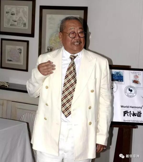 　　中国与毛里求斯建交45周年纪念邮票发行活动日前在毛里求斯举行，毛里求斯外长西塔纳·卢奇米纳赖杜、中国政府非洲事务特别代表许镜湖、中国驻毛里求斯大使李立等出席发行仪式。  　　    　　毛里求斯邮政局首席执行官莫特亚向与会来宾对邮票的绘画内容等进行介绍。  　　卢奇米纳赖杜在讲话中说，希望中毛两国继续深化互利合作，在文化、文明方面加强交流与互鉴。  　　中毛建交45周年纪念邮票的创作者、中国艺术家都本基对新华社记者说，小邮票大信使，通过主题邮票的发行，表达人民对美好生活的向往，向世界传播和平、和谐的文明信息。  　　    　　邮票图案画的创作者都本基在发行仪式上致辞。  　　都本基说，这套邮票共四枚，本次邮票的设计图案专门为毛里求斯创作的绘画作品，极大地推进了两国文化艺术的文明交流与互鉴。最终，在多幅相关作品中最终选取了有毛里求斯风景代表的《自然桥》、《风光》、《海滨浴场》、《七色土》四幅作品作为邮票发行的图案。  　　毛里求斯位于非洲大陆以东、印度洋西南部，1968年宣布独立，1971年与中国建交。  　　文章来自：新华非洲