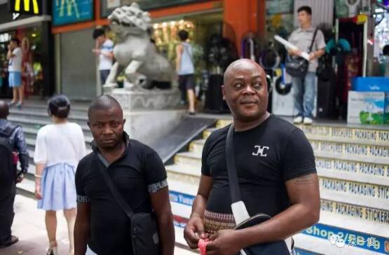 　　△一座城市里的两种肤色  　　对于在广州的非洲人，签证续签的时候，也是一场对于人脉、经验和能力的综合考核。只有优胜者，才能获得续签。这不仅是一纸可以往来中非大陆的凭证，还意味着一种理想的生活。  　　很难说清，居住在这里的非洲人到底有多少。如同迁徙往复的候鸟，每年四月，他们从遥远的非洲大陆跋涉而来，在广州的各个角落收购、转销合适的货物。到十一月，再伴随着圣诞节的临近返回家乡。  　　广州形成了世界上最大的海外非洲人社区，当地人将他们的聚居区称为“巧克力城”。  　　在中非两地倒货赚取差价，这是大部分在穗非洲商人的活动模式。部分非洲国家物资紧缺、依赖进口。大到城市基建，小到生活用品，成箱的货物漂洋过海出现在市面，也支撑起了非洲对于广州这座城市的想象。  　　广州成了非洲商人口中的天堂、英雄地。传说，这里遍地都是致富的机会，尽管对外来移民的管控趋于严格，但仍然吸引着客商们义无反顾地涌来。  　　    　　△除了生意，非洲客商也在这座城市搭建起了自己的日常生活  　　签证越来越难办  　　想约到Jack并不容易，2017年4月15日，距离他的签证过期还有25天，他正忙着办工作邀请证明。必须有中国公司愿意接收他，并出具盖章证明，Jack才能获得工作签证。而仅公司手续的办理过程就要15天，倘若逾期未办理妥当，则意味着他必须离开中国。  　　Jack来自坦桑尼亚，根据法律规定，坦桑尼亚到中国经商的签证，第一次只能办一个月，等一个月满了之后想续签，必须回到本国去办理，第二次也只能有一个月，第三次才可以3个月，再往后才能渐渐升到6个月，一年。  　　这是他在广州生活的第七年。在最初的四年读书期间，他从未感受过中国的签证如此难办。  　　2011年，Jack该读大学了，父亲给了他几个选择，jack没有过多犹豫，就选择了中国。  　　这似乎并不需要太多的纠结。在非洲，很多人将跨出国门的第一步定在了中国广州，早在本世纪初，就有大批的非洲籍人前来广州“淘金”，根据广东省的统计数据显示，2000年，在穗的非洲人口数量为6000人，五年之后，则增长到20000人，年均增长率为33%。  　　Jack的父亲也是他们中的一员，早在2006年，他就开始往来于中国与坦桑尼亚之间做生意。彼时，Jack住校，父亲不常在身边，对于中国的模样，更多来自于想象。  　　第一次踏上中国的土地时，热浪几乎将他拍倒在地。  　　热、拥挤，这是Jack对于广州的第一印象，虽然坦桑尼亚靠近赤道，但通常温度也只有30到33度。来了广州，Jack才知道，有一种热法，叫做“广州热”，三十六七度轻轻松松击倒他这个来自赤道附近的小伙子。  　　涌入眼帘的除了数量庞大的自行车和汽车，就是人，其中，有很多都是和他有着同样肤色的来自非洲的人。这里有着世界上最大的海外非洲人社区，当地人将他们的聚居区称为“巧克力城”。  　　2016年6月，Jack大学毕业，决定继续在广州生活，才遇到了来中国的的第一道壁垒。  　　一开始，他想直接办理1年的签证——毕竟，他已经在中国呆了四年，但签证官否决了他的请求，他必须像首次从坦桑尼亚来中国的人一样，从1个月的签证开始“升级”，“我问原因，他们告知我没有原因。”Jack说。  　　不同国家的签证时间不一样，Jack告诉记者，他有朋友为了能办理较长时间的签证，都找中介去乌干达办理中国签证，可以办一年。  　　    　　△批发市场里的非洲客商  　　利润越来越低  　　非洲人的“广州梦”离不开生意。广州的出租车司机熟识非洲商人的生意地图：杂货去小北(街)，服装上广大(服装城)，摩配要找罗冲围，二手山寨电子产品离不开大沙头。  　　每个工作日上午十点之后，批发市场开始苏醒过来，“非洲倒爷”们手提大袋子或拉着行李箱，穿梭在摊位和店铺之间，寻找自己需要的货物，到下午两三点，达到一天最热闹的时段。  　　从2003年起，中非贸易开始了迅速发展的阶段，数据显示，2008年，中非贸易额首次突破千亿美元，到了2009年，中国变成了非洲第一大贸易伙伴国。  　　来自喀麦隆的Kristain赶上了好时候，2010年，他来到广州外国语大学学习国际贸易，便嗅到了这股潮流。毕业之后，他留在广州，从事中非贸易中介的工作，凭借着读书时积攒下来的人脉和专业知识，他不仅揽下了中国向非洲出口的建筑类生;还揽下了非洲向中国进口木材的生意。  　　第一笔生意是从中国出口地砖去喀麦隆，订单总额高达五十万元，这成为了Kristain的第一桶金。  　　这也是大部分在穗非洲留学生渴望的发展途径：学于此，居于此，并在这里成就一番事业。Jack告诉记者，在他家乡，只有去中国做生意，才是成功的象征。  　　他的父亲可谓人生赢家，初来中国时，他还不知道自己要做什么，再回到坦桑尼亚，他敏锐地发现了当地的摩托车市场，并成为了最早一批从中国进口摩托车配件的商人。目前，中国市场已经不足以满足Jack父亲的生意，有时候，甚至要从泰国补充。  　　上大学的第一年，Jack就开始帮父亲在中国采购摩托车配件了。彼时，他还不会说中文，父亲带他来到位于罗冲围的福星摩配市场，指给他几家熟识的商铺：从这家买什么、从那家买什么，jack一一记下来，这算跟生意伙伴结下了“善缘”。  　　商家们也认可非洲客户这种家族传帮带的生意形式，父亲带着儿子来认人头，往后生意便全凭信誉加刷脸。Jack告诉记者，虽然他是从零开始接手生意，但在采购的这些年来，还从没上当受骗过。  　　周末，深一度(ID:intodeepthoughts)记者来到福星摩配市场，虽然很多店都没开门，但零星有非洲客商提着袋子或拖着行李箱来转悠。福星摩配市场旁边的白云摩配市场老板告诉深一度，非洲商客会中文的不多，交流全凭计算器加比划，数量单价甚至砍价，计算器沟通无障碍。  　　每隔几天，Jack就会来一次福星市场，按照父亲的吩咐进货，等配件老板把货物运到仓储的单子拍照发给他之后，他再给他们钱。  　　货物从广州码头运出，途径几周，到达累斯萨拉姆的码头。这是坦桑尼亚的首都，也是全国最大的城市。  　　然而最近几年，生意越来越不好做了。Jack告诉记者，之前，他每周大约要采购6万多元的配件，但最近几年坦桑尼亚政府提高了税收，且越来越多的人参与到摩配市场的竞争中来，甚至有中国的企业直接将厂子开到了非洲，售价要低得多，他们的生意受到了很大的冲击。  　　在这条链条上游的中国配件商也受到了影响。做小零件生意的老板董军峰告诉记者，一袋小铁片，一百个，利润只有三毛钱。“卖给国内商家，利润高，但数量上不去;卖给外国商家，数量上去了，但很多都只有几分钱的利润。”  　　而就这几分钱的利润，同类厂家竞争得你死我活。董军峰告诉记者，就在白云市场中，同样来自河北，和他卖同类产品，形成竞争关系的有十几家。他们不惜压低价格。  　　他没赶上好时候，隔壁卖轮胎老板潘立昕赶上了黄金时代，2014年，中非贸易迎来历史新高，根据中国海关数据显示，当年，中非贸易额首次突破2200亿美元，同比增长5.5%。借风扬势，潘立昕站稳了脚跟，如今他每个月的流水可达百万。  　　不过潘立昕发现，从2016年起，来白云市场的外国人比以前少了很多，Kristain更早地感受到了这种苗头，他觉得自从2013年之后，生意就难做了许多。“你看今年广交会人少多了。”  　　    　　△在广州的非洲客商，主要从事国际贸易生意  　　随身携带身份证明  　　2013年7月，中国连续出台了《中华人民共和国出境入境管理法》和《中华人民共和国外国人入境出境管理条例》，Kristain认为，对于外国人出入境的管理越来越严。  　　根据法律规定，想要长期留在中国，只有当中国的公司对外国人发出工作邀请，他们才能获得工作签证。  　　想要留下来的非洲客们各显神通，Kristain生意不错，甚至在中国注册了公司，顺利获得工作签证;Jack则由在深圳开公司的朋友为他提供工作邀请;而在广州还流传着这样的说法：不少非洲籍人，踏上广州的第一件事情就是扔掉护照，这样即使警察找到头上，无论中文与英文，都表示听不懂，借此来蒙混过关，非法滞留  　　“我们的警察也不可能懂非洲的语言吧。”三元里街头一位老人说。但另一位广州居民则告诉记者，警察跟非洲人沟通不了，就会从房东入手抓管理，“哪位房东愿意管这种事呢?自然不会随便把房子租给他们。”  　　Kristain对此有着不同的看法，“人力成本非常高，现在中国的签证很难办，我甚至不会选择聘用来自非洲的工人。”Kristain说。  　　在中国生活的外国人要随身携带居住证明。这几年，在非洲人聚居的社区大多会贴提示，提醒外国人要随身携带相关证件，供警察查验。有些较为高档的小区，连门禁卡都联网了外国人的护照信息。  　　2013年之后，相关的管理更加严格。Jack也被警察拦过。当时，他在广州大学城散步，警察拦住了他，要他出示证件。他告诉警察，自己的证件在房间里，如果要看，请跟他一起回去拿。  　　“警察说，这次就算了，下次你要带在身上。”  　　但他的朋友Dick(化名)就没这么幸运了，他忘了及时续签，以至于在被警方在街上碰见之后，发现签证过期了两个月，于是抓了起来，直到Dick父母专程赶来，带他回国。  　　“这只是地方政府的政策，广州在2013年初，就收紧了对外国人的管理。”清华大学社会学博士后牛冬说。从2013年7月起，他花了将近两年时间，对在广州的非洲籍人士进行访谈，研究他们的生活状态。  　　“长期来看，广州的非洲人，只是中国社会的短暂存在。”在论文中，牛冬如此写道。他将他们称为“过客社团”。  　　    　　△采购中国制造的商品，多在批发市场完成  　　留下来的选择  　　大部分在穗非洲人对中国人而言，是一个庞大不容忽视，却又沉默的存在。三元里非洲人的聚居区之一，他们或借居在小宾馆里，一天80块，或集中住在秀山楼里。记者试图跟他们交流，他们会用英语重复，不懂中文，不会英语。“实际上应该是懂一些的。”一位居住在三元里的老人告诉记者，他见他们买东西，他们能听懂老板的中国话。  　　尽管Jack在广州六七年，和不少中国人成为好朋友，甚至“汉化”到了出门不带钞票，付账只靠微信支付宝，但他仍能感受到细微的隔阂。之前，他注意过一则外语教师的招聘信息，对方希望招一个白色人种的老外来教书——他希望是自己敏感，“教英语应该是英语为母语的国家的人吧，但他们还提出了对肤色的要求。”  　　采访中，Jack拒绝了记者拍照。就在不久前，他和朋友在街上参加活动，被人拍了图贴在了网上，配上了与活动性质无关的文字，图底下一些恶意的评论让他觉得难过。  　　Kristain的问题则出在开公司上，他更希望在经商发生纠纷时，能够受到平等的对待。  　　“不少和非洲人组成家庭的中国人未能帮助其伴侣很好地融入到广州社会中。”牛冬在论文中写道，他告诉记者，由于父母的不支持，很多嫁给非洲人的姑娘，只是单方面地融入了她们伴侣的社交圈，而没有将其带入到自己的社交圈里。  　　“在我进行访谈的两年中，所接触的嫁给非洲人的女性，他们没有一个是父母是同意的。”他告诉记者，很多父母甚至与孩子矛盾很深，以至于不来往。  　　每年四月，伴随着广交会的开幕，大批量的非洲客商来到广州，流连于展位之间，挑选适合他们的货物，下订单。然而今年，无论是多次参会的商家，还是在会场外举牌加印名片的小贩，都觉得今年来参会的外国人少了很多。从2015年起，中非贸易不再像以前那么好做，2015年中非贸易额为1790亿美元，同比下滑19.2%;到了2016年，贸易额则为1491.2亿美元，同比下降16.6%。  　　“没办法阻止让穷人前往更富裕的地方发展。”牛冬告诉记者，早在广州走上外贸企业发展的年代，非洲人就支持了“三来一补”(来料加工、来样加工、来件装配和补偿贸易)，他们对于中国经济的发展作用巨大。  　　上升到国家层面的数据对于个人而言，显得宏大而苍白。尽管偶尔会觉得困难不少，Jack还是决定继续留在广州。这里不仅有更发达的经济，还有更多的机会、更便捷的生活、与更开放的思想。  　　Jack和很多人已经习惯了这样的生活，他们来此，每天一睁眼，就是为了理想的生活而战。  　　文章来自：深一度