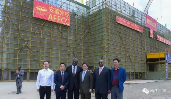 　　25日，由中国政府援建的非盟总部综合服务中心举行主体结构封顶仪式，非盟委员会副主席托马斯·奎西·夸蒂出席活动，并称赞中国对非盟的援助。  　　托马斯·奎西·夸蒂表示，综合服务中心正式完工后将提供多项设施和服务，能够进一步为非盟的各项会议带来便利;该项目是中国和非洲友好伙伴关系的生动体现。  　　   非盟委员会副主席托马斯·奎西·夸蒂(左三)出与中国驻非盟使团团长旷伟霖大使(右三)在综合服务中心的楼前合影。新华社发(迈克尔摄)  　　他说，除了宏伟壮观的非盟总部会议中心工程项目外，中国还援建了非洲其它许多项目。“中国是非洲的一个特别的朋友。”  　　托马斯·奎西·夸蒂期盼中国能够进一步在能力建设和现代化等多个方面继续支持非洲。  　　中国驻非盟使团团长旷伟霖大使也出席了当天的活动，他表示，很多非洲国家高级官员出席这个仪式凸显出了中非之间的友谊。  　　   封顶仪式现场。新华社发(迈克尔摄)  　　“非盟总部综合服务中心再次证明了中国愿与非洲联盟密切合作的坚定承诺。”旷伟霖说。  　　非盟总部综合服务中心由中国商务部负责援建，由安徽省外经建设(集团)有限公司承建，总建筑面积16170㎡，主要使用功能包括员工餐厅、认证中心、档案中心、设备用房、地下联通道、下沉庭院、景观水池、室外广场和停车场等，2016年9月8日正式开工。  　　据非盟总部综合服务中心项目组组长戈国勋介绍，该工程结构复杂，技术难度高，是中国政府继非盟总部会议中心后对非盟委员会的第二个援助项目。  　　文章来自：新华非洲