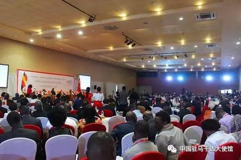 　　5月5日，乌干达中资企业商会和乌干达投资局联合举办2017中乌经贸投资合作论坛。乌副总统塞坎迪、驻乌使馆郑竹强大使、储茂明参赞、赵秀芬参赞、乌工程部长、财政部投资国务部长、来自中乌双方的智库学界代表、业界专家、中乌企业代表、驻乌使节和当地媒体记者共500多人出席论坛活动。  　　    　　乌副总统塞坎迪讲话  　　乌副总统塞坎迪在开幕式上发表讲话。他对近年来中乌经贸合作取得的成就表示高度赞赏，对中国政府和企业一直以来对乌各行业领域的发展，尤其是基础设施建设提供的大力支持表示衷心感谢，并对本次论坛活动给予高度评价。塞称，中国政府和人民是乌干达真诚的朋友，乌干达政府和人民热情欢迎中国企业来乌开展各种形式的投资交流合作，并承诺乌政府将持续改善营商环境，给包括中国企业在内的各国投资者提供优质的服务。  　　    　　郑竹强大使讲话  　　郑竹强大使回顾了近年来中乌两国在贸易、投资、基础设施建设等领域的合作情况并对中资企业为中乌经贸合作做出的贡献给予充分肯定。他表示，基础设施落后和工业化水平低是乌干达经济发展的主要瓶颈，在乌政府的政策支持下，中乌两国在上述领域合作空间广阔，未来，两国应以习近平主席在2015年中非合作论坛约翰内斯堡峰会上宣布的中非合作十大计划为指引，在各领域深入开展互利共赢的合作，努力将乌建设为非洲率先实现工业化的典范。他还希望今后能有更多的人关注并支持中乌经贸合作，为中国企业在乌经营创造良好环境。  　　    　　嘉宾讨论交流  　　本次论坛共设置了基础设施建设、中乌贸易和产能合作两个议题，中国政府首任非洲事务特别代表刘贵今、非洲制造倡议首席工业化专家潘力、中国国际贸易经济合作研究院西亚非洲研究所所长张建平、乌财政部投资国务部长安妮特·伊维琳、乌投资局局长乔伊等来自中乌两国的政府官员、专家学者展开了充分的讨论和交流，就中乌两国如何开展互利共赢的合作发表了许多宝贵意见。  　　在论坛的最后阶段，乌干达中资企业商会主席和乌投资局局长分别代表双方签署了《中资企业商会和乌干达投资局关于加强双方经贸合作的联合声明》。  　　    　　活动现场  　　本届中乌经贸合作论坛由乌主流电视台NTV全程直播，当地及央视非洲频道等二十余家媒体记者到场采访。论坛盘点了中乌经贸合作的成绩，分析了合作的有利条件，为下一步的合作指明了方向，唱响了中乌经贸合作的新篇章。同时，论坛扩大了中乌经贸合作和中资企业商会在当地的影响力，树立了中资企业的品牌和形象，取得了极大的社会反响。  　　文章来自：中国驻乌干达大使馆