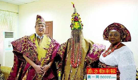 　　博巴索纳酋长李庆勇在加冕仪式上发表讲话。新华社发  　　    　　加冕仪式前，李庆勇(左)同土王卡比卢·阿帝瓦力·萧托比(中)夫妇合影。新华社发  　　南都讯 5月16日，《人民日报·海外版》一篇报道提到“3名中国企业员工被尼日利亚授予酋长头衔”，在网上引发广泛关注。南都记者了解到，这其实是两年前的事了，3名中国员工被授予酋长头衔是因为他们被认定对当地交通事业作出了贡献。17日，南都记者联系上其中一名酋长李庆勇，对于外界好奇的酋长身份，他表示当酋长并没有薪水，更多的是一种荣誉。  　　修建公路造福当地，  　　中国工人被授予“酋长”称号  　　“在尼日利亚，公司有3名员工被授予酋长头衔”，中国铁建中土集团副总经理吕晶在5月16日《人民日报·海外版》的一篇文章中谈道，外界纷纷好奇在尼日利亚当酋长是一种什么样的体验，南都记者第一时间联系上3名员工之一的李庆勇，聊起了他当酋长的那些事儿。  　　2015年8月15日，时任中铁建中土尼日利亚有限公司总经理的李庆勇，身着红黄相间传统服饰，在尼日利亚拉各斯州伊柯洛杜市，被土王萧托比授予“博巴索纳”酋长的称号。加冕仪式上，伊柯洛杜市的长老和各位酋长对李庆勇的王冠进行认可，土王萧托比授予李庆勇博巴索纳酋长王冠和项链。  　　“博巴索纳”在当地的约鲁巴语中意为“皇家筑路匠”，土王授予这项殊荣是因为李庆勇对当地交通事业作出的贡献。  　　李庆勇告诉南都记者，修建公路对当地交通状况改善非常大，“拉各斯州这个城市，我们在当地修公路之前，整个城市交通状况非常糟糕，堵车堵得特别厉害，尤其是雨季，道路交通状况非常差，而且当地还有个农贸市场”。  　　修建公路是中土公司在当地的项目，项目的竣工也彻底改变了当地的交通状况，“当地老百姓受益很多”。  　　被加冕酋长称号前，李庆勇已经在尼日利亚连续工作了14个年头，他曾在气温高达40 的烈日下，穿着厚夹克衫露天工作，针头未拔，躺在床上还艰难地批阅处理来往信函，也经历过疟疾……  　　“如果再让我选择，我还会加入这个光荣的团队”，他对工作充满了自豪。2014年，他主持实施尼日利亚的第一条现代化铁路阿布贾-卡杜纳铁路(阿卡铁路)阿卡段项目，这是第一条按照中国技术标准设计施工的海外铁路，中国技术、中国工人获得了当地的充分认可。  　　“这是一种互融互通，体现的是一种双赢的承诺”  　　古老而神秘的酋长制度，在非洲地区比较普遍。酋长决定着他管辖范围内的大大小小的事情，拥有相当大的权力，在当地也被称为土王(土地掌管者)。  　　在尼日利亚当酋长是一种什么感觉?住王宫、穿华丽绣袍、众多侍卫跟从……外界对酋长身份充满了好奇和想象。  　　李庆勇告诉南都记者，当酋长并不是人们想象的那样，也没有薪水，没有具体的职责，酋长这个称号更多的是一种荣誉。  　　“酋长荣誉并不是给我个人的，我只是代表了一下公司，因为我当时是这边项目的总经理。”他表示，被授予“酋长”的称号是对公司作出贡献的肯定，一方面项目为当地改善了环境，另一方面当地人也保证了施工工人的安全，“这是一种互融互通，体现的是一种双赢的承诺。只要有可能，我们以后应该有更多的酋长，应该有更多的公司的荣誉。”  　　在尼日利亚遇到劫匪  　　说是中国公司员工就放行  　　在“一带一路”建设中，中国企业带着先进技术走出国门，中国铁路技术获得世界的认可，为沿线国家的民众带去便利的同时，中国人也受到当地人的尊敬。  　　尼日利亚的安全形势比较严峻，李庆勇回忆起一个情形，中国公司在当地有很好的口碑。“之前公司员工在尼日利亚出差过程中，遇到劫匪敲诈、抢钱，后来他们一说是中土公司员工，对方态度立马转变， 哎哟，知道，哎，是是，行 ，然后就被放行了。”  　　中国企业走出去，其中面临的一个严峻的问题就是如何当地化，“不能说光去挣人家的钱，它不是一个生意。”李庆勇告诉南都记者，被授予酋长称号，“首先是对公司的认可，更高层面的是对中国企业的认可，也是中国企业走出去、当地化建设的一个更深的层次”。  　　李庆勇介绍，除了公司修建铁路、公路的项目，他们还积极参与和开展社区活动，义务为当地百姓修建道路，援建学校，与当地民众结下了深厚的友谊。  　　文章来自：南方都市报