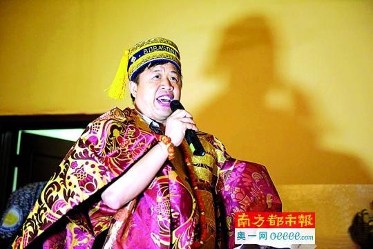 　　博巴索纳酋长李庆勇在加冕仪式上发表讲话。新华社发  　　    　　加冕仪式前，李庆勇(左)同土王卡比卢·阿帝瓦力·萧托比(中)夫妇合影。新华社发  　　南都讯 5月16日，《人民日报·海外版》一篇报道提到“3名中国企业员工被尼日利亚授予酋长头衔”，在网上引发广泛关注。南都记者了解到，这其实是两年前的事了，3名中国员工被授予酋长头衔是因为他们被认定对当地交通事业作出了贡献。17日，南都记者联系上其中一名酋长李庆勇，对于外界好奇的酋长身份，他表示当酋长并没有薪水，更多的是一种荣誉。  　　修建公路造福当地，  　　中国工人被授予“酋长”称号  　　“在尼日利亚，公司有3名员工被授予酋长头衔”，中国铁建中土集团副总经理吕晶在5月16日《人民日报·海外版》的一篇文章中谈道，外界纷纷好奇在尼日利亚当酋长是一种什么样的体验，南都记者第一时间联系上3名员工之一的李庆勇，聊起了他当酋长的那些事儿。  　　2015年8月15日，时任中铁建中土尼日利亚有限公司总经理的李庆勇，身着红黄相间传统服饰，在尼日利亚拉各斯州伊柯洛杜市，被土王萧托比授予“博巴索纳”酋长的称号。加冕仪式上，伊柯洛杜市的长老和各位酋长对李庆勇的王冠进行认可，土王萧托比授予李庆勇博巴索纳酋长王冠和项链。  　　“博巴索纳”在当地的约鲁巴语中意为“皇家筑路匠”，土王授予这项殊荣是因为李庆勇对当地交通事业作出的贡献。  　　李庆勇告诉南都记者，修建公路对当地交通状况改善非常大，“拉各斯州这个城市，我们在当地修公路之前，整个城市交通状况非常糟糕，堵车堵得特别厉害，尤其是雨季，道路交通状况非常差，而且当地还有个农贸市场”。  　　修建公路是中土公司在当地的项目，项目的竣工也彻底改变了当地的交通状况，“当地老百姓受益很多”。  　　被加冕酋长称号前，李庆勇已经在尼日利亚连续工作了14个年头，他曾在气温高达40 的烈日下，穿着厚夹克衫露天工作，针头未拔，躺在床上还艰难地批阅处理来往信函，也经历过疟疾……  　　“如果再让我选择，我还会加入这个光荣的团队”，他对工作充满了自豪。2014年，他主持实施尼日利亚的第一条现代化铁路阿布贾-卡杜纳铁路(阿卡铁路)阿卡段项目，这是第一条按照中国技术标准设计施工的海外铁路，中国技术、中国工人获得了当地的充分认可。  　　“这是一种互融互通，体现的是一种双赢的承诺”  　　古老而神秘的酋长制度，在非洲地区比较普遍。酋长决定着他管辖范围内的大大小小的事情，拥有相当大的权力，在当地也被称为土王(土地掌管者)。  　　在尼日利亚当酋长是一种什么感觉?住王宫、穿华丽绣袍、众多侍卫跟从……外界对酋长身份充满了好奇和想象。  　　李庆勇告诉南都记者，当酋长并不是人们想象的那样，也没有薪水，没有具体的职责，酋长这个称号更多的是一种荣誉。  　　“酋长荣誉并不是给我个人的，我只是代表了一下公司，因为我当时是这边项目的总经理。”他表示，被授予“酋长”的称号是对公司作出贡献的肯定，一方面项目为当地改善了环境，另一方面当地人也保证了施工工人的安全，“这是一种互融互通，体现的是一种双赢的承诺。只要有可能，我们以后应该有更多的酋长，应该有更多的公司的荣誉。”  　　在尼日利亚遇到劫匪  　　说是中国公司员工就放行  　　在“一带一路”建设中，中国企业带着先进技术走出国门，中国铁路技术获得世界的认可，为沿线国家的民众带去便利的同时，中国人也受到当地人的尊敬。  　　尼日利亚的安全形势比较严峻，李庆勇回忆起一个情形，中国公司在当地有很好的口碑。“之前公司员工在尼日利亚出差过程中，遇到劫匪敲诈、抢钱，后来他们一说是中土公司员工，对方态度立马转变， 哎哟，知道，哎，是是，行 ，然后就被放行了。”  　　中国企业走出去，其中面临的一个严峻的问题就是如何当地化，“不能说光去挣人家的钱，它不是一个生意。”李庆勇告诉南都记者，被授予酋长称号，“首先是对公司的认可，更高层面的是对中国企业的认可，也是中国企业走出去、当地化建设的一个更深的层次”。  　　李庆勇介绍，除了公司修建铁路、公路的项目，他们还积极参与和开展社区活动，义务为当地百姓修建道路，援建学校，与当地民众结下了深厚的友谊。  　　文章来自：南方都市报