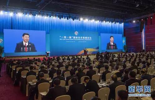 　　现在全世界都在看中国！这是新中国成立以来最高规模的活动，是完完全全中国设计、中国推动、中国构建、中国主导！  　　本次“一带一路峰会”注定是一场载入史册的国际会议，将成为中国乃至世界发展的分水岭，世界重心进一步转移到中国，而中国也将迎来最惊心动魄的升级！  　　这次“一带一路峰会”，我对这些商业规律做了进一步的梳理，希望给大家带来正能量和新一轮启示，同时期待能抛砖引玉！  　　第一部分：个人篇  　　1、对于每个中国人来说，传统奋斗的五大关键词：背景、学历、资源、人脉、资历；今后奋斗的五大关键词：知识、创新、独立、个性、理想。以前是学好数理化不如有个好爸爸，现在有个好爸爸，不如自己有文化，中国的“新知识分子”将重登历史舞台。  　　2、中国人正在由“外求”变成“内求”。外求即就求关系、求渠道、求机会，内求即是要激发起自己的兴趣、热情、希望，当你做好你自己，外界的东西就会被你吸引过来，这就是所谓的“求人不如求己”。  　　3、中国正在兴起大量自由职业者，社会的基本结构从公司+员工，变成了平台+个人。每个人都将冲破传统枷锁的束缚，获得重生的机会，关键就看你是否激发了自身潜在的能量。这才是一场真正解放运动！  　　4、中国一大批有“匠心”的人的社会地位将获得提升，那些脚踏实地的人比如工匠、程序员、设计师、编剧、作家、艺术家等等，因为互联网已经把社会的框架搭建完成，剩下的就是灵魂填充！所以即便是普通的工作岗位，他们的社会地位也将获得提升，将获得尊重。  　　    　　5、未来每一个人都是一个独立的经济体。即可以独立完成某项任务，也可以依靠协作和组织去执行系统性工程，所以社会既不缺乏细枝末节的耕耘者，也不缺少具备执行浩瀚工程的组织和团队。  　　6、原来我们每个人都被木桶原理所束缚，即：你的短板限制了你的综合水平，所以我们总在弥补自己短板，而随着人们协作效率的提高。今后你的长处决定了你的水平。我们不用再盯着自己的短板，你只需要将自己擅长的一方面发挥到极致，就会有其它人跟你协作，这叫长板原理。  　　7、我们的工作正由“被动”走向“主动”。以前为了谋生，我们需要依托固定公司，在固定时间、固定地点重复固定的劳动，属于被动式劳动。未来社会的总财富是这样创造出来的：人们依靠自身特长，点对点的对接和完成每一个需求，充分融入到社会每一个环节，属于主动式创造。  　　8、对于未来每个人来说，未来有一件东西会变的格外重要，那就是你的信用。未来个人的财富路线是这样的：行为——能力——信用——人格——财富。在大数据和互联网的帮助下，你的行为推导出了你的信用值，然后以信用度是支点，能力为杠杆，人格为动力，联合撬动的力量范围，就是你的财富值，也是你所掌控世界的大小。  　　9、中国人出名的方式，先后经历了：公司包装——参加选秀——成为网红等三个阶段。最开始的时候完全依靠影视娱乐公司包装，后来流行起了参加各种选秀节目，比如超级女生/中国好声音等等，现在开始做网红/女主播等等，关键问题是：在互联网时代，出名不算什么难事了，难的是拥能够长期出名的真才实学。  　　10、原来人与人之间讲究的是关系，今后人与人之间讲究的是规则。传统社会的关系网已经被不断撕裂，以价值分配为关系、新的链接正在形成，每个人都是一个节点，进行价值传输。而你所处的地位和层级，是由你所带来的价值决定的。当人人都在讲规则，道德自然就会兴起。  　　11、未来每个人都能拥有自己的产品。如何实现呢？逻辑应该是这样的：创意——表达——展示——订单——生产——客户。当你有一个想法时，你可以先表达出来，然后在平台上进行展示(这样的平台会越来越多)，然后吸引喜欢的人去下单，拿到订单后可以找工厂生产(不用担心量太少，今后的生产一定会精细化和定制化)，然后再送到消费者手里。  　　12、中国人找到信仰的逻辑是这样的：规则——秩序——道德——信仰。具体来说就是：互联网正帮中国建立一套合理的社会结构，让每个人都能发挥自己所长，按照规则运转，在此基础上形成了新秩序，比如契约精神。遵守秩序就是道德，然后信仰就会水到渠成。  　　13、原来我们只相信自己的眼睛，所谓眼见为实。但是由于“虚拟现实”技术的逐渐成熟，我们就不再那么固执了：VR可以让你置身于任何一个世界里，AR可以把任何事物带到你面前。于是眼见再也不为实，今后我们可能只相信自己的内心，只要心一触念，一切都到了。那么一切心外之物，皆为虚妄。  　　14、原始社会人与人之间的关系是“交换”，奴隶社会人与人之间的关系是“奴役”，封建社会人与人之间的关系是“剥削”，资本主义社会人与人之间的关系是“雇佣”，未来社会人与人之间的关系是“协作”，这是人类社会的发展路径，也是文明进步的阶梯，一个环节都不能缺失。  　　第二部分：企业篇  　　15、中国产业的结构：一维的传统产业——二维的互联网产业——三维的智能科技产业。一维世界正在推倒重建(实体经济的重组)，二维世界被划分完毕(BAT掌控)，三维世界正在形成，高维挑战低维总有优势，降维打击几乎是必胜的！所以网店可以冲散实体店，而微信的对手一定在智能领域诞生。真正的好戏还在后头！  　　16、革完传统企业的命之后，互联网开始自我革命。新浪、雅虎、搜狐、网易是第一批沦为传统企业的互联网公司，阿里巴巴、淘宝、百度、京东是第二批沦为传统企业的互联网公司，腾讯将是第三批沦为传统企业的互联网公司。  　　17、中国当下的企业分为三个等级：三等企业做服务——二等企业做产品——一等企业做平台。企业的出路唯有升级成平台化，平台化的本质就是给创造者提供创造价值的机会，把自己变成一个价值创造的平台，未来所有的公司、企业、组织都将平台化。  　　18、原来的企业是横向发展：越做越大、涉及面越来越宽。因此企业越做越容易展开“同质化竞争”，今后的企业是纵向发展：越做越精，挖掘度越来越深。这种变化使行业将越来越垂直、协作越来越完善。于是中国越来越细分，结构越来越周密，企业与企业之间、行业与行业之间的独立性越来越强，“差异化共存”成为商业主流。  　　19、原来一流的企业做“标准”，这是大工业时代的逻辑，所有的产品都是被整齐划一的，标准的制定者可以坐享其成。今后一流的企业做“服务”，是那种能够满足各种消费者、各种需求的服务，往往是定制性的，它对企业的两方面要求比较高：第一就是提供定制化的能力(科技)，第二就是对接消费者的能力(互联网)。  　　20、“雇佣”时代已经过去了，“合伙”的时代已经开启了。无论你愿意出多少钱，你都很难雇佣到一个优秀的人才，除非你跟他合伙。大胆、大度的把股份转让出去吧，海乃百川，有容乃大。  　　21、中国电子商务进化论：B2B——B2C——C2C——C2B——C2F，从商家对商家、到商家对个人、个人对个人，个人对商家、最终是个人对工厂。未来每一件产品，在生产之前就知道它的顾客是谁，个性化时代到来，乃至跨国生产和定制。  　　22、中国互联网的进化论：传统互联网——移动互联网——万物互联，传统互联网就是PC互联网，它解决了信息对称；移动互联网解决了效率对接；未来的物联网需要解决万物互联：数据自由共享、价值按需分配。各尽其才、各取所需，让每一个人都能找到与之相匹配的人，然后发生各种关系。  　　23、中国媒体的进化论：传统媒体——新媒体——自媒体——信息流。媒体正在由集中走向发散，由统一走向制衡。自媒体的兴起将和传统媒体形成有益的补充，它使中国的话语权开始裂变，普通民众迫切要求参与公共事务的决策权，比如每年春晚到底该邀请谁？成了人人都想参与的公共事务。而未来人人都是一个自媒体，信息流的产生让媒体消亡。  　　24、中国营销业态的进化论：媒介为王——技术为王——内容为王——产品为王。传统广告总是依靠媒介的力量去影响人，比如央视的招投标。后来的互联网广告开始依靠技术实现精准投放，比如按区域、按收入、按时段投放。再后来社交媒体的崛起使好的广告能自发传播，而未来最好的广告一定产品本身，最好的产品也一定具备广告效应。  　　25、中国产业链的流向正在逆袭。以前是先生产再消费：生产者——经销商——消费者。未来一定是先消费再生产：消费者——设计者——生产者。因此，传统经销商这个群体将消失，而能够根据消费者想法而转化成产品的设计师将大量出现。  　　26、未来所有的“经销商”都将变成“服务商”，他们不再依靠帮厂家售卖产品(赚差价)挣钱，而是依靠自己向消费者提供后续的增值服务赚钱，这有利于发挥他们的创造性和主动性，也有利于产品的售后。  　　第三部分：国家篇  　　27、中国经济的增长动力先后是“权力驱动”——“市场驱动”——“需求驱动”。最开始的改革开放是政府引导，所以权力发挥作用很重要，后来逐渐切换成了市场主导，但是导致无序化竞争，出现了产能过剩。今后一切生产都是以消费者的需求为出发点，以创造价值为目标。  　　28、中国经济模式的进化论：计划经济——市场经济——共享经济——共产经济。在“计划经济”阶段，中国实行“按计划生产、按计划消费”，后来开始“市场经济”，中国开始“按市场生产，按利润分配”，今后是工业4.0时代，我们开始遵守“按消费生产，按价值分配”，未来中国一定会“按需求生产，按需求分配”，创造无限接近需求，这就是共产主义。  　　29、中国商业本质正从“物以类聚”切换到“人以群分”。这句话有两层意思：第一，原来社会的中心是“物”(产品、商品)，是人随物动;未来社会的中心是“人”。是物随人动，以人为本的时代到来。第二，原来社会结构按“物品”归类，未来社会按“人群”归类。相同爱好、志向的人很容易汇聚到一起。未来的社会将很有意思，一部分人将完全搞不懂另外一群人，君子和而不同。  　　30、中国互联网衍生出了三大新兴的经济形式：个体经济——共享经济——零工经济。“个体经济”是自由职业者大量兴起，它象征着自由;“共享经济”是人们开始分享自己的资源，它象征着分享;“零工经济”是人们主动上门为别人服务，它象征着奉献;这三大新模式不断蚕食主流的商业模式，正在揭晓新的商业文明。  　　31、中国经济正在先裂变后聚变。裂变指的是企业和组织大量断裂，很多自由职业者被释放，而同时这些自由个体又在不断的发生重组，为了共同完成一件大任务，他们挥之则来、来则能战，灵活、独立、又可高度协作。可以肯定的是：无论是裂变还是聚变，都可以释放很大的能量，这就是原子弹和氢弹的基本原理。  　　32、中国城市格局正在改写。“北上广深”正在变成“北上深杭”。传统贸易的衰落将广州拉下马，跨境电商的兴起将杭州扶上位，未来中国的城市格局应该是“北京的权力调控+上海的金融运作+深圳的智能科技+杭州的电子商务”。  　　33、中国经济重心正在南移。随着中国重要的港口、钢铁、航运等巨头公司被南方兼并。南方将以工商业为主，北方将以劳动力和资源输出为主。这有利于中国产业结构的分层，进入区域协同发展阶段。  　　34、原来中国的基本细胞是“企业”。社会上的每一个“需求”和“供给”往往都是由企业对企业所完成，而今后中国的基本细胞是“个人”。供需双方很多都在个人化，中国的社会结构将越来越精密细致。可以做一个这样的比喻：如果中国经济是一场血液循环，那么今后它的毛细血管会更加丰富，输送和供氧能量会更加强大。  　　35、法治的最高境界是人治，人治的最高境界是无治。什么才是无治?即依靠利益关联进行互相制衡，在互联网时代，每个人都与外界有无数个连接点，依靠这些连接点，每个人的处境都将直接绑定自己的行为，贪婪、懒惰、无知作为人性的负面，都将被自然克制。  　　36、中国今后将无工可打。打工的本质是定价出卖自己的劳动力，并不承担结果。随着雇佣时代的结束，你必须主动思考和去解决问题，并竭力发挥自己的特长，为社会和他人创造价值，否则你就没有存在的价值。因此中国人的工作方式正在从“谋生”到“创造”升级。  　　37、中国今后将无生意可做。传统社会只所有生意可做，是因为信息的不对称使社会的“供给”和“需求”始终是错位的，这就需要商人的商业行为去对接他们，并从中谋利。而互联网搭建起的商业基础会越来越完善，今后两者可以随时精准连接。所有的中间环节都没有了，赚差价的逻辑也就不存在了。“经商”一词需要再定义，温州人的那一套思维彻底落伍了。  　　38、中国商业角逐的核心先后经历了：地段——流量——粉丝三个阶段，房地产经营的就是地段，传统互联网经营的就是流量，自媒体经营的是粉丝。以前是没有调查就没有发言权，今后是没有粉丝就没有发言权。未来就是“影响力”和“号召力”之争，“核心粉丝”的瞬间联动是未来商业的“引力波”。  　　39、中国的互联网平台正由“跨界互联”迈向“兼并垄断”。平台一旦垄断市场，就自己制定这个行业的规则，这将书写新的秩序格局。  　　40、中国精神文明的红利期正在到来。传统的物质文明进展步伐已经开始放慢，因为工业化已经将社会各项硬性设施布局完善，物质的野蛮增长期已经过去，而互联网又已经把所有的链接搭建完毕，柔性内容开始凶猛增长，新文化行业是一个增长点。  　　41、中国今后的私有财产会更加神圣。每个人的行为都会围绕利益展开，而且目标简单而明确，财富分配不再需要依靠政府主导，而是一种公平、公开的价值回馈。汇聚大家之私，即成社会之公，此乃民富国强。  　　42、中国人的财富形式先后经历了：粮票(花钱的权力)——存款(现金数字)——房产(固定资产)——估值(虚拟财富)四个阶段，未来的财富形式一定是估值或市值，趋于虚拟和抽象，只是一个数字。即：你拥有多少财富，并不代表你就可以随便花这些钱，而是代表你有支配这些钱的权力，财富多少意味着调动资源的大小。究其本质，是整个社会越来越共享化、公开化、公共化。  　　43、中国进步的根本逻辑是：科技——商业——经济。科技进步是最根本动力，然后会引发商业重组，进而使社会的经济体制发生变化。  　　44、“经济”和“政治”的核心区别在于：经济的核心是“创新”，我们必须经常有所突破，经济才能发展。但是政治的核心是“平衡”，它就像一个天枰，必须在维持平衡的前提下往盘子里加班玛。理解了这一点，你就不那么愤青了。  　　45、“经济”和“文化”的关系是这样的：经济增速放缓时期，正是文化复兴时期。而文化复兴恰恰是经济的酝酿筑底时期，进而引导经济的下一次飞跃。水木然在阅读完那么多经济学书籍之后发现，最有力量的还是中国传统文化，必须将文化中的戒、忍、谦、和等要素发挥出来，经济才能进入可持续循环发展状态。  　　46、中国未来将建立一个伟大的“超级互联网公司”，将BAT收入囊中，通过高效协作和行业细分，来优化配置社会的各种资源，包括各种大大小小的、边边角角的零部件，不浪费一个螺丝、不放弃一个灵魂，将整个社会带入价值创造和吸收的大循环。这家超级公司的股东是人民，CEO是政府，员工是公务员。  　　中国崛起，昂首阔步  　　如今，“一带一路”将再度推动全球再平衡。“一带一路”鼓励向西开放，带动西部开发以及中亚、蒙古等内陆国家和地区的开发，提倡更加包容性全球化发展理念；这将改变历史上中亚等丝绸之路沿途地带只是作为东西方贸易、文化交流的过道而成为发展“洼地”的面貌。这就超越了欧洲人所开创的全球化造成的贫富差距、地区发展不平衡，推动建立更加和谐的全球新秩序，毫无疑问“一带一路”将是世界经济发展史上最大的创新。  　　当然，要想真正的协调全球经济发展，还必须解决一个重要问题，那就是资本的注入。虽然中国已成为世界第三大对外投资国，但是还远远不够，中国必须组建一个新的全球资本中心，来调控全球资源进行国际经济秩序重建。于是“亚投行”应运而生。由中国在2014年提出筹建倡议，21个首批意向创始成员国在北京签约，共同决定成立“亚洲基础设施投资银行”，总部设在北京。  　　有意思的是，由美国引导的传统经济合作组织的很多成员国，也纷纷加入亚投行。比如G20国家中的14席、西方七国集团的4席、金砖国家的全部成员都正式加入亚投行。  　　现在越来越多的国家希望能够融入到一个新的国际秩序中去。  　　比如，欧洲一直认为美国主导的全球化3.0时代的经济秩序存在缺陷，由于欧洲和中国没有地缘政治龃龉和现实利益冲突，亚投行对欧洲充满吸引力。2015年3月英国正式申请加入亚投行，成为首个申请加入亚投行的主要西方国家。随后，德、法、意三国也申请作为意向创始成员国加入亚投行。  　　作为全球2.0时代霸占的英国，是第一个加入亚投行的欧洲国家，也是第一个脱离欧盟的国家，于是其它国家开始张望。显然欧洲的巅峰已过，开始步入衰老期。  　　世界正由由霸权主义到多元化发展，这就是全球化4.0的多极时代，水木然认为中国正在发挥重要的引领作用，建立新的国际经济秩序是时代和历史的必然性。  　　中国将实现全球经济深度一体化，促进全球资源更大效率的流通，“互联网+”成为中国治理全球的重要工具，使全球虚拟经济和实体经济从不对称复归对称，这也将是消除全球金融危机根源的重要途径。  　　中国有比其他国家优越的理念、定位、机制、运行模式。中国对世界的顶层设计是着眼于与国际潮流、与历史趋向合拍，也是对一家独大的经济格局优缺点的摒弃，中国有责任使全球经济进入新常态，为人类文明做出自己的贡献。  　　中国反复强调“一带一路”和“亚投行”的开放性，这正是在吸取旧秩序的经验和教训——全球化4.0的多级时代不是要塑造一个平行的霸权结构。而是想改进全球化3.0时代中因为个别国家一股独大、“有钱任性”导致的全球结构难以治理和优化的缺陷。这也是“先边缘再中心，先增量再存量”的中国自身改革的经验和灵感的发挥。  　　在美国主导的全球化3.0时代格局下，中国通过30年的努力打拼，以血汗工厂起家，以牺牲环境和市场为代价，终于成长为一个大国的“坯子”。现在中国终于可以引领世界进入到多极时代。  　　在这次全球化4.0升级中，中国必然会有布局全新的对外利益策略。中国以贸易加深跨国经济联系，以投资输出产能和资本。而同时中国拥有全球最大的待开发市场，足以吸引全球最优质的产品。电子商务是支撑自由贸易、线上交易的基础，也将是未来自由贸易的载体。  　　无论是WTO，还是TPP，今后全球贸易都将逐渐转移到线上进行，依托中国电子商务的强大优势，今后中国将成为世界产品的分销中心。  　　同时，中国还以各类跨境电商为跳板，塑造一个国际结算中心。酝酿新的货币工具：即从传统的货币交易转为电子交易为主!并在这两个过程嫁接人民币国际化战略。最终实现人民币国际化的战略布局。这是顺应历史大势所独创的一招，前无古人后无来者。  　　中国可以在维持原来的大循环(即，传统的三个世界──资源国、消费国、生产国的格局)基本不变的情况下，全力布局小循环：即，以中国为核心——周边国——资源国(包括非洲)——科技国(美国)——品牌国(欧洲)的新动力格局，进而构造对外交往的全新利益格局，突破原来的三个世界和G2的格局，打破以中国制造、美国消费为主的循环圈，从输出廉价的中国制造，升级到输出工程、服务、产能、投资和资本，以致最终的货币——即人民币国际化，参与全球货币竞争。  　　但是世界任何一次新旧格局交替过程中，斗争都是不可避免的。历史总是在不断的重演，一切归宿似乎冥冥之中自有注定。面对当今之局势，我们总能总历史上找到借鉴。  　　战国时期，齐、楚、燕、韩、赵、魏、秦七雄并立。当时东方的齐国和西方的秦国最为强大，齐国是传统强国，而秦国是后起之秀，经历商鞅变法和几代明君才强大起来。秦和齐形成东西对峙，其他五国穿插其中，时而对抗时而联合，外交活动频繁，矛盾错综复杂。  　　后来面对秦国的不断强大，以齐国为首的六国从南向北联合起来，对秦国成包围之势，称为“合纵”。而秦国为了破招，采取了“连横”活动：逐个沟通许诺，远交近攻，孤立各国，然后各个击破，最终一统了中国！  　　全球化4.0时代正在来临，中国迎来了最大的机遇和挑战。再对比下战国那段连横破合纵的历史，这就好像两盘棋，棋局有异曲同工之妙，只是棋子大了一点而已，水木然认为再强大的国家，也不过是历史这盘棋的棋子。  　　这个世界上只有一种棋局无法破，那就是“规律”！我们始终坚信一点，那就是谁能顺应时代潮流，谁才可以成为真正的赢家。  　　总之，以上这些变化都在朝一个方向努力，那就是各尽其才、各取所需、和而不同、方为大同。  　　读完这些，你还对未来悲观吗？  　　不错，我们遇到了一个最好的时代。弹簧被压的越深，起跳的就会越高，即使现在经济处于低谷，你在徘徊不前，不如好好给自己定个位，然后在这个最好的时代里做一个最好的自己！  　　文章来自：尼日利亚华人网